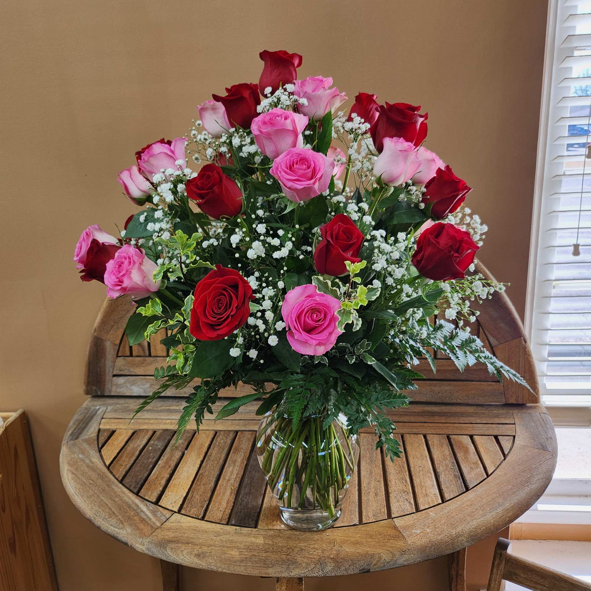Bouquet of red and pink roses in a clear glass vase, photo 3 of 4