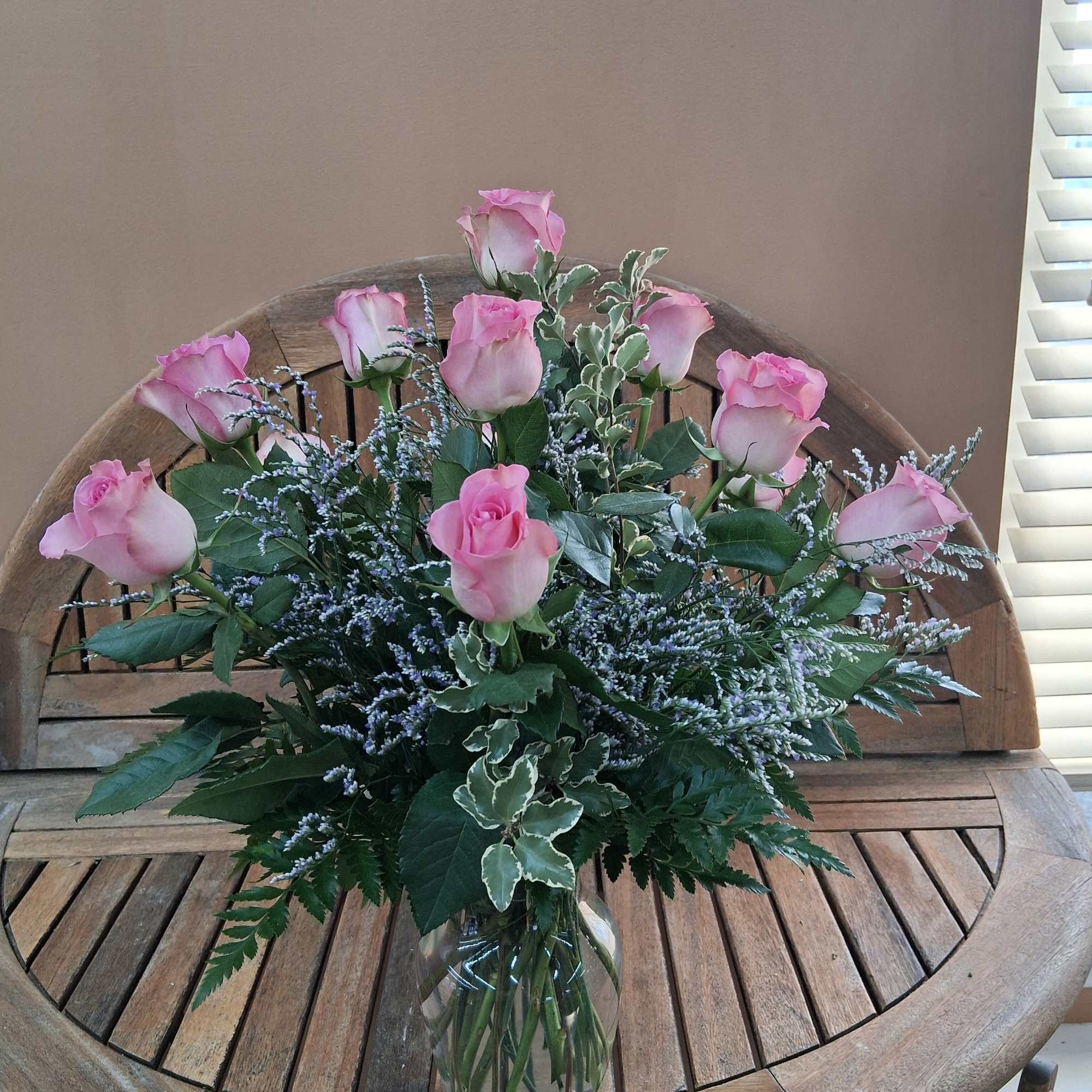 Pink roses arranged in a clear glass vase, photo 2 of 4