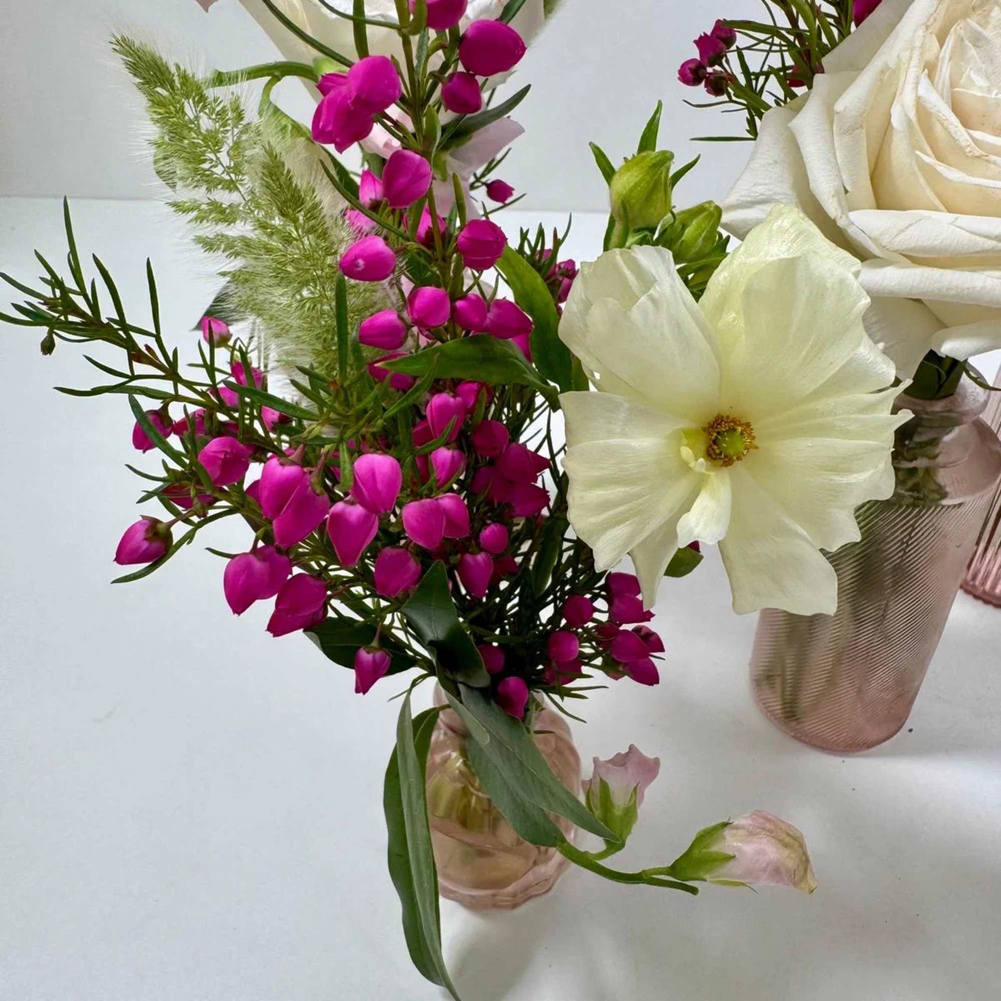 Small vase arrangements with white and pink flowers