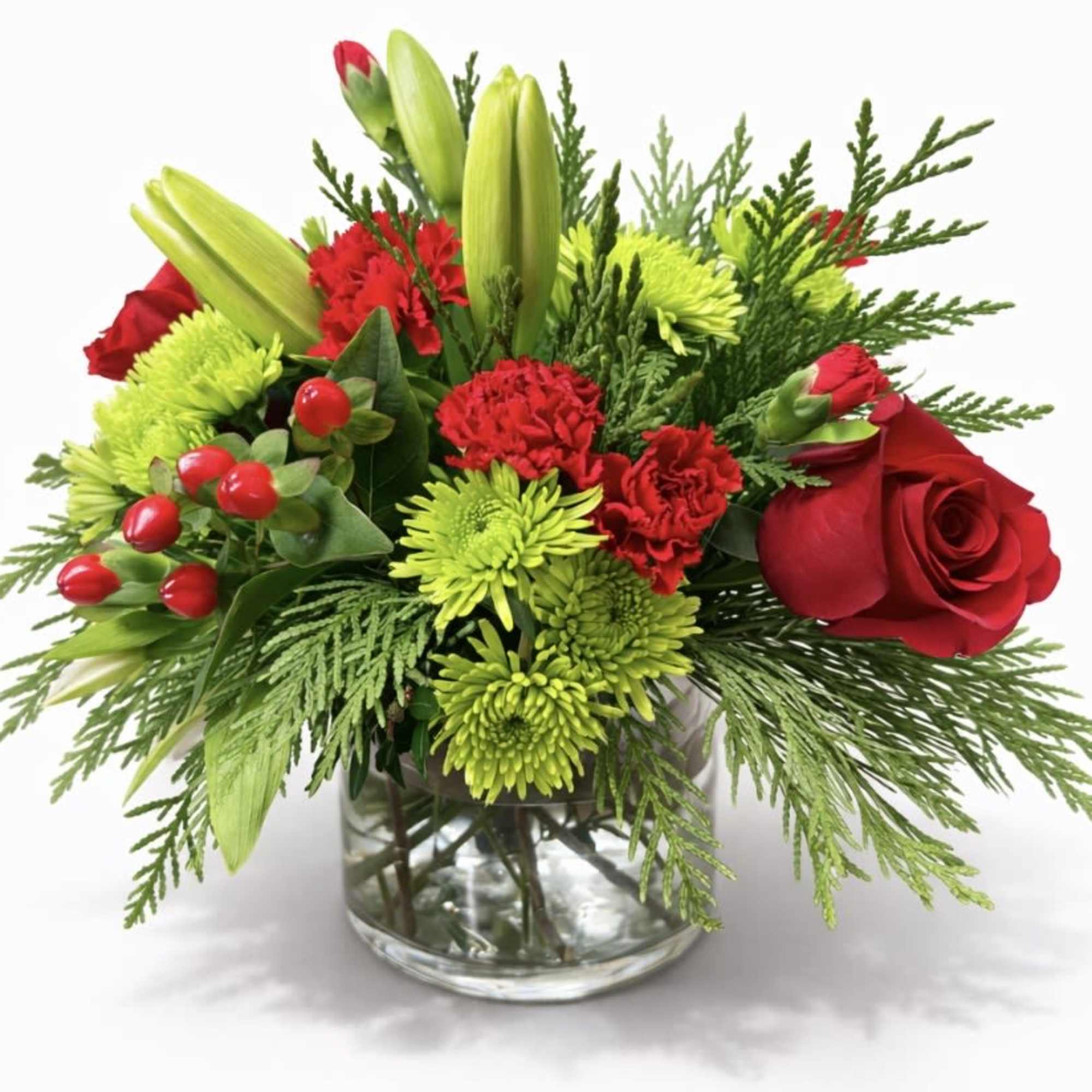 Red roses and green chrysanthemums in a clear glass vase
