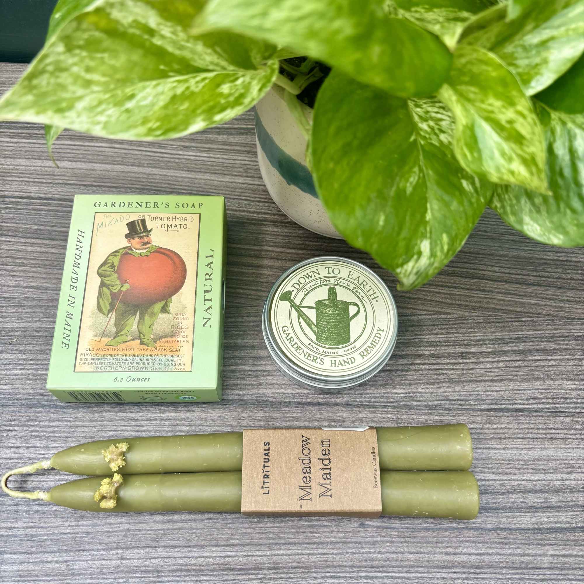 Gardener's Dream Gift Set includes everything a gardener desires. A gorgeous green, photo 3 of 3