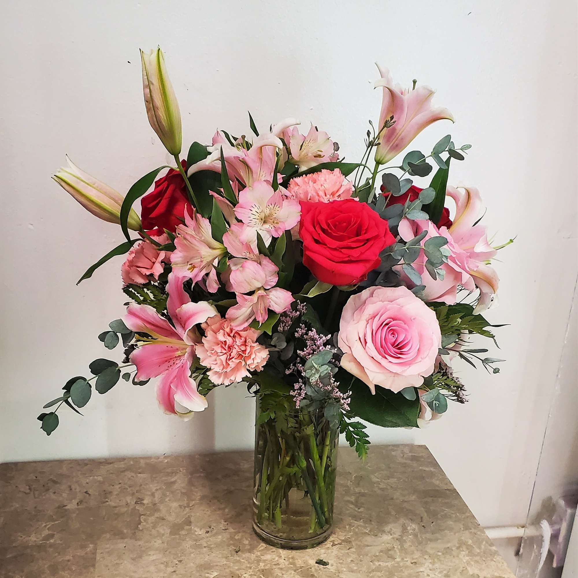 Pink and red mixed bouquet in a clear glass vase