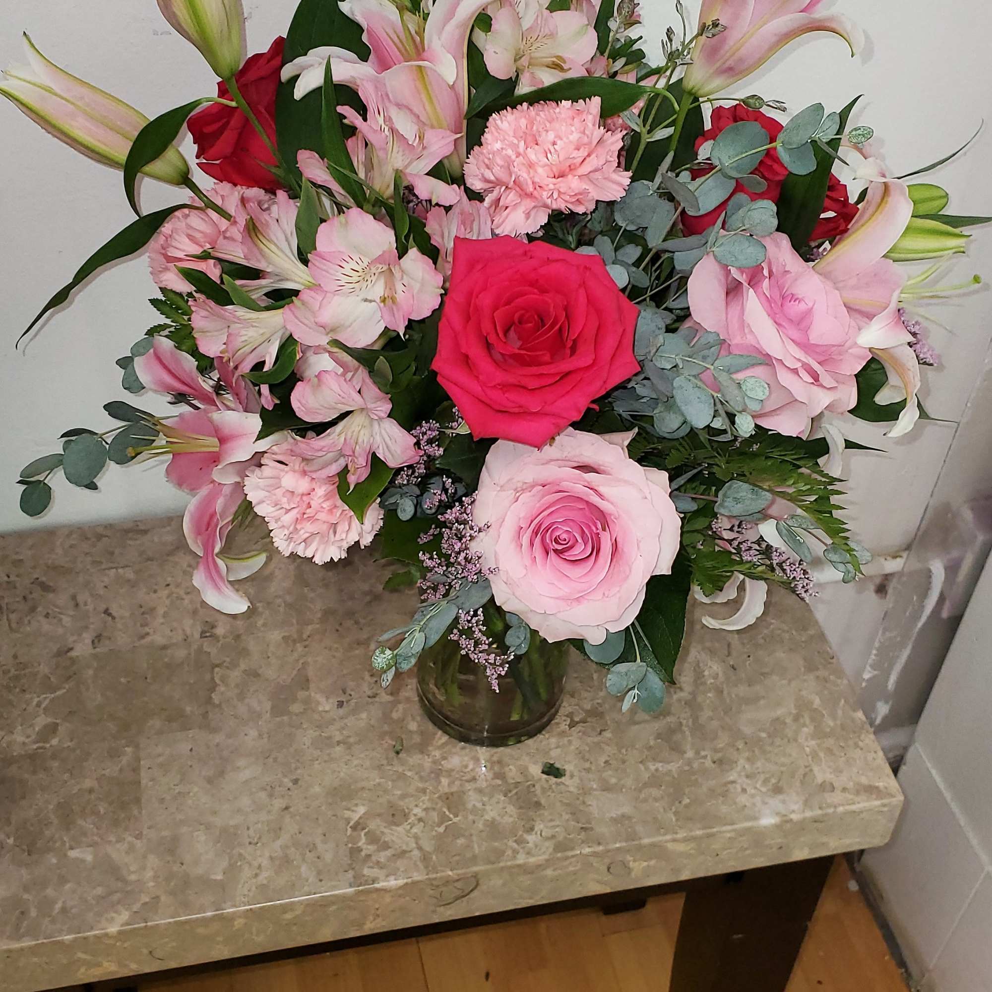 Pink and red mixed bouquet in a glass vase