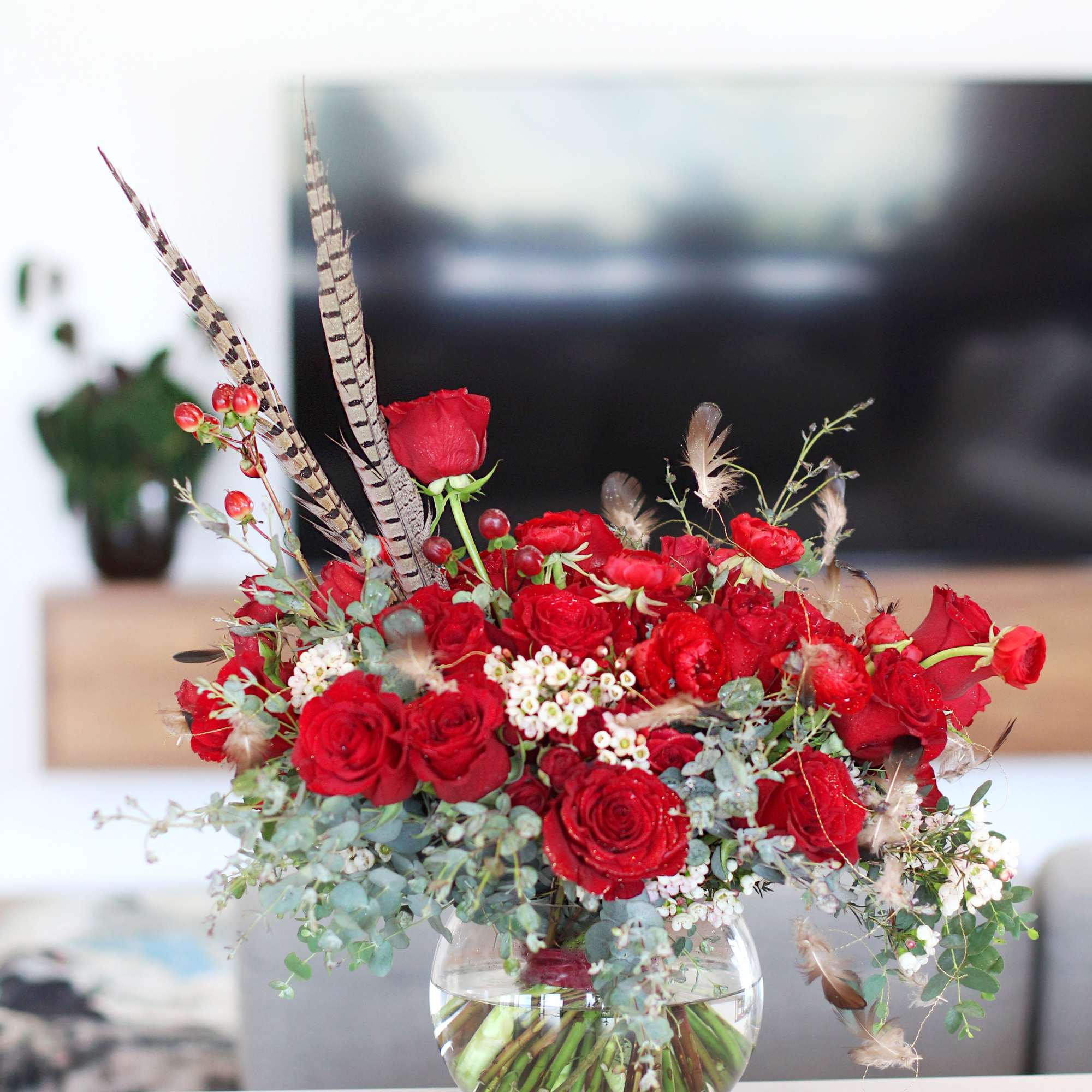 A cutting edge between chic and classic red hand tie Rose assorted