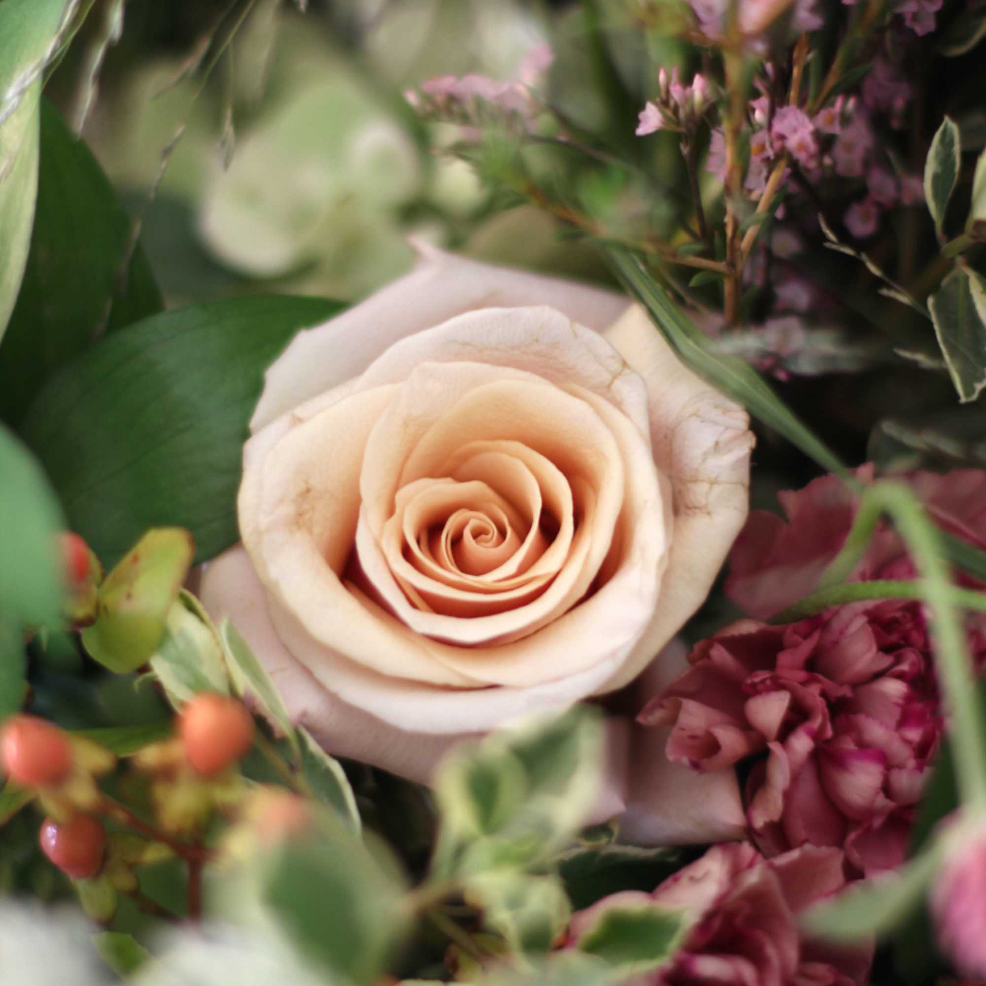 A Luxury Mix Boquet arrange with garden Rose, Calla lillies, Lisianthus, carnation, photo 4 of 4