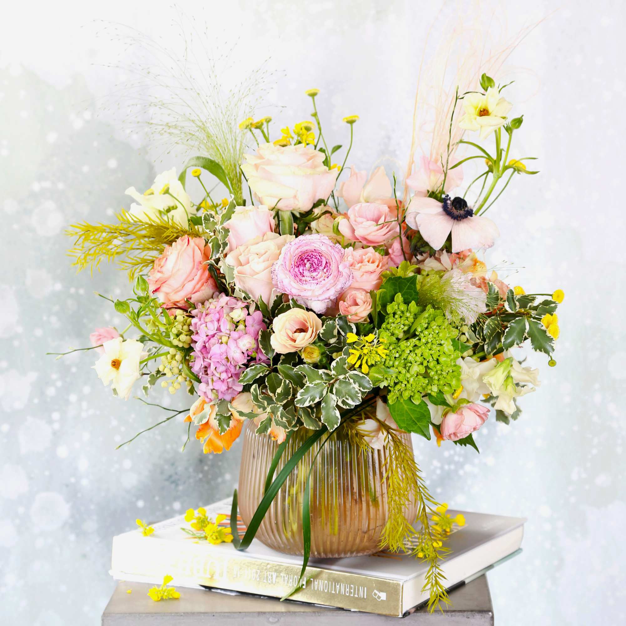  This arrangement creates in the elegance rosy glass vase. A rounder