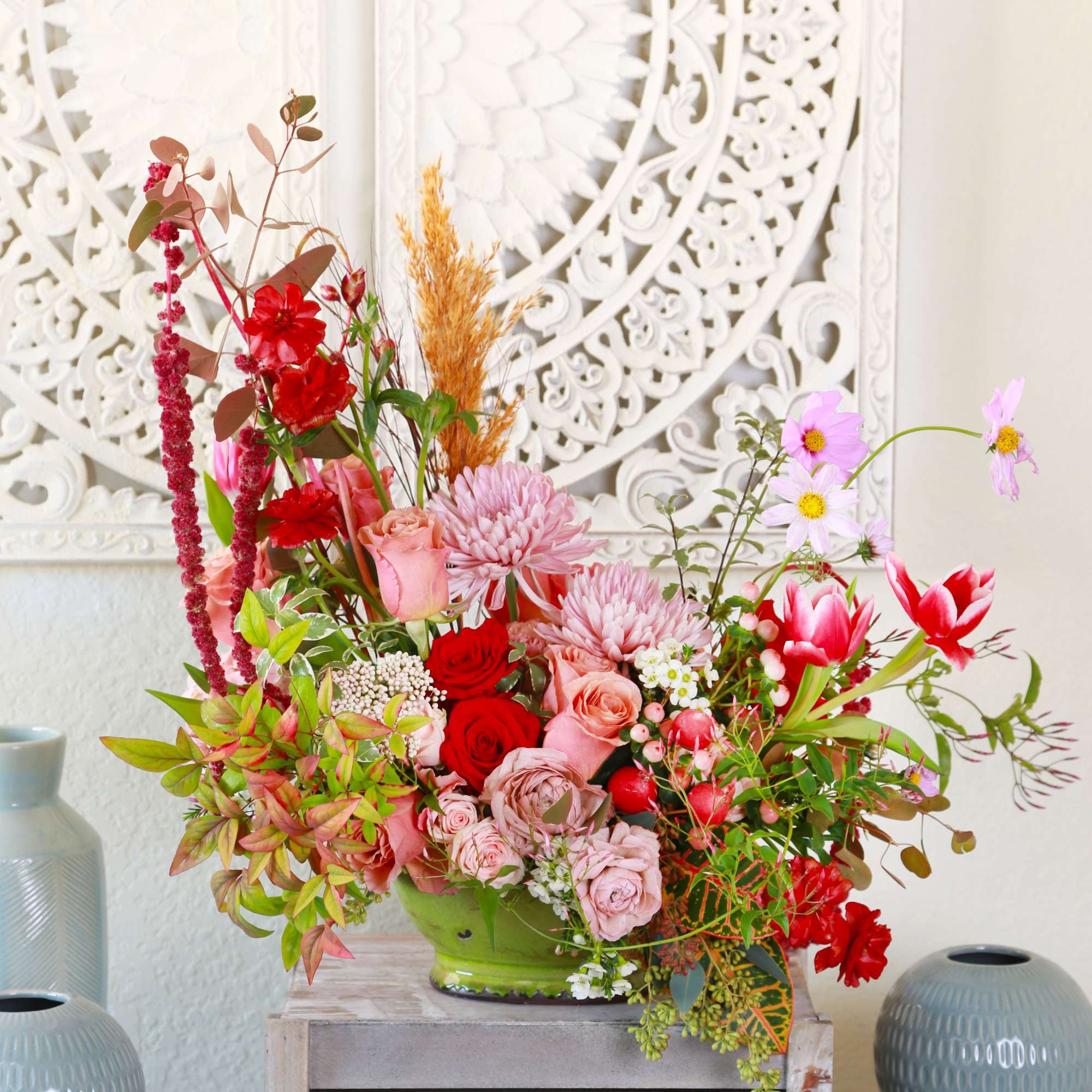 A romantic garden- style arrangement design to capture the beauty of love