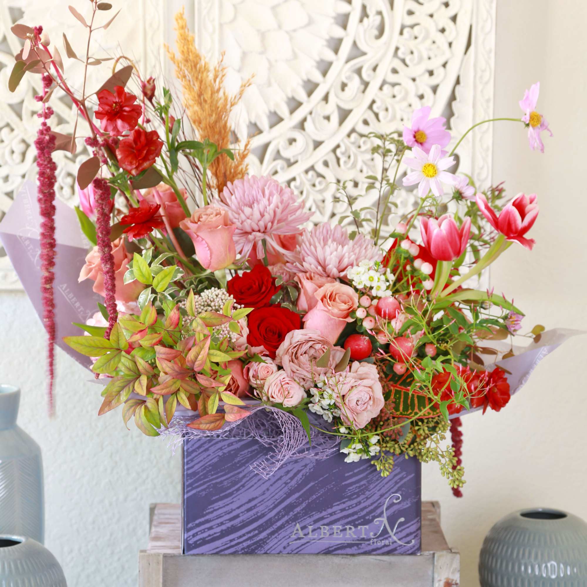 A romantic garden- style arrangement design to capture the beauty of love, photo 3 of 5