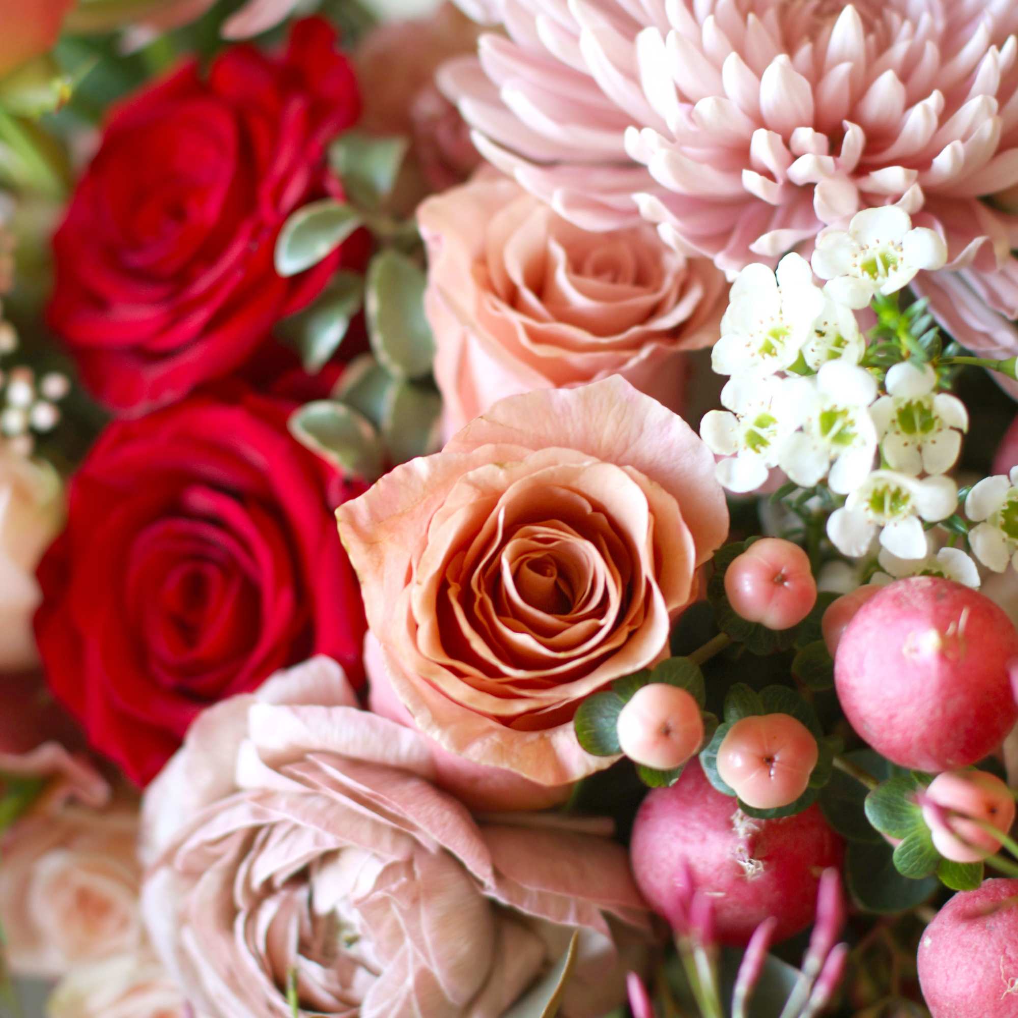 A romantic garden- style arrangement design to capture the beauty of love, photo 4 of 5