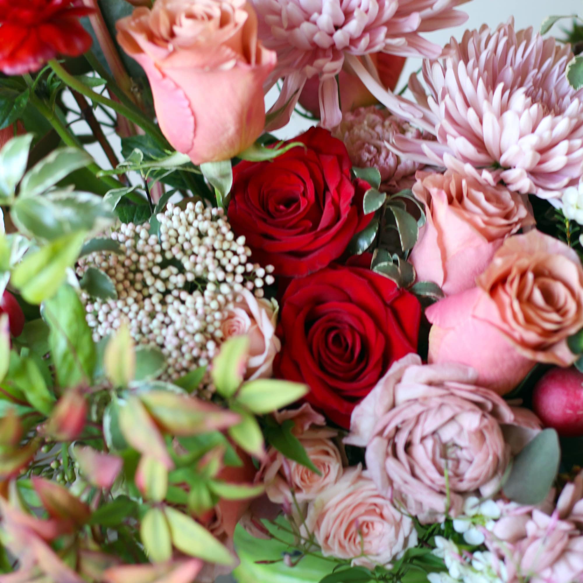 A romantic garden- style arrangement design to capture the beauty of love, photo 5 of 5