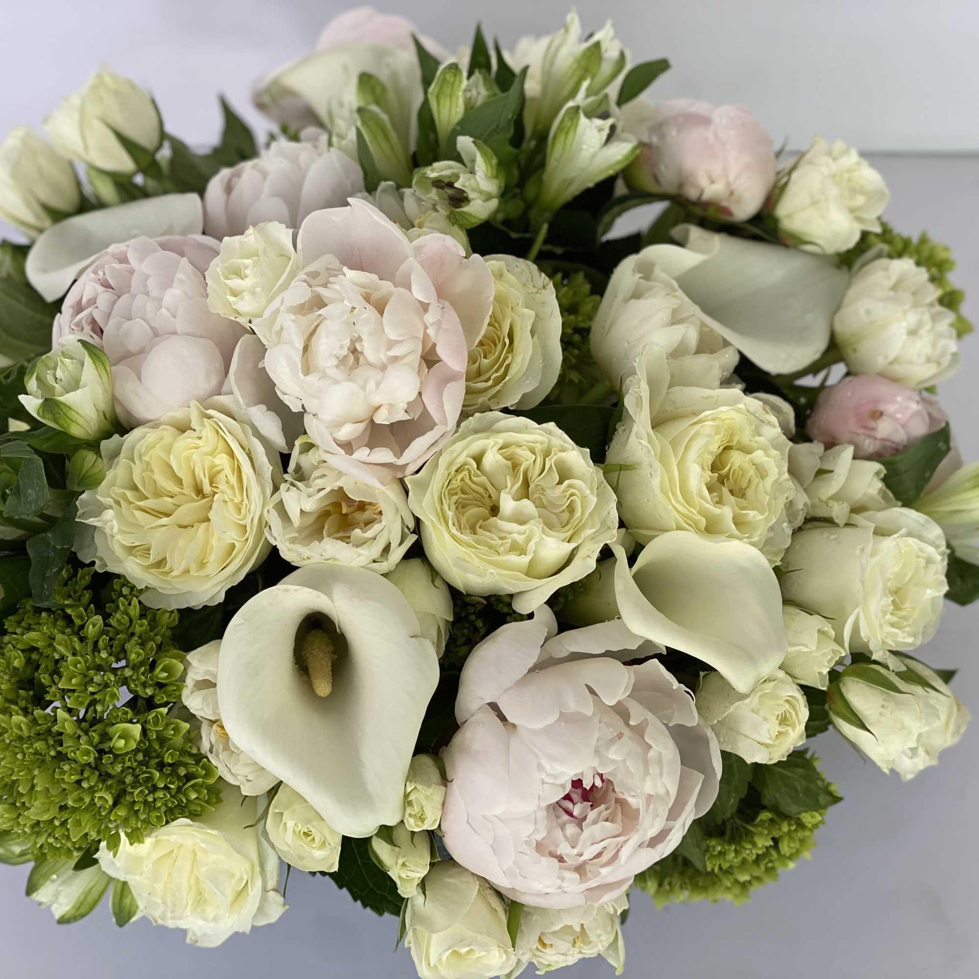 Low and full arrangement with white garden roses, white parrot tulips, white, photo 2 of 5