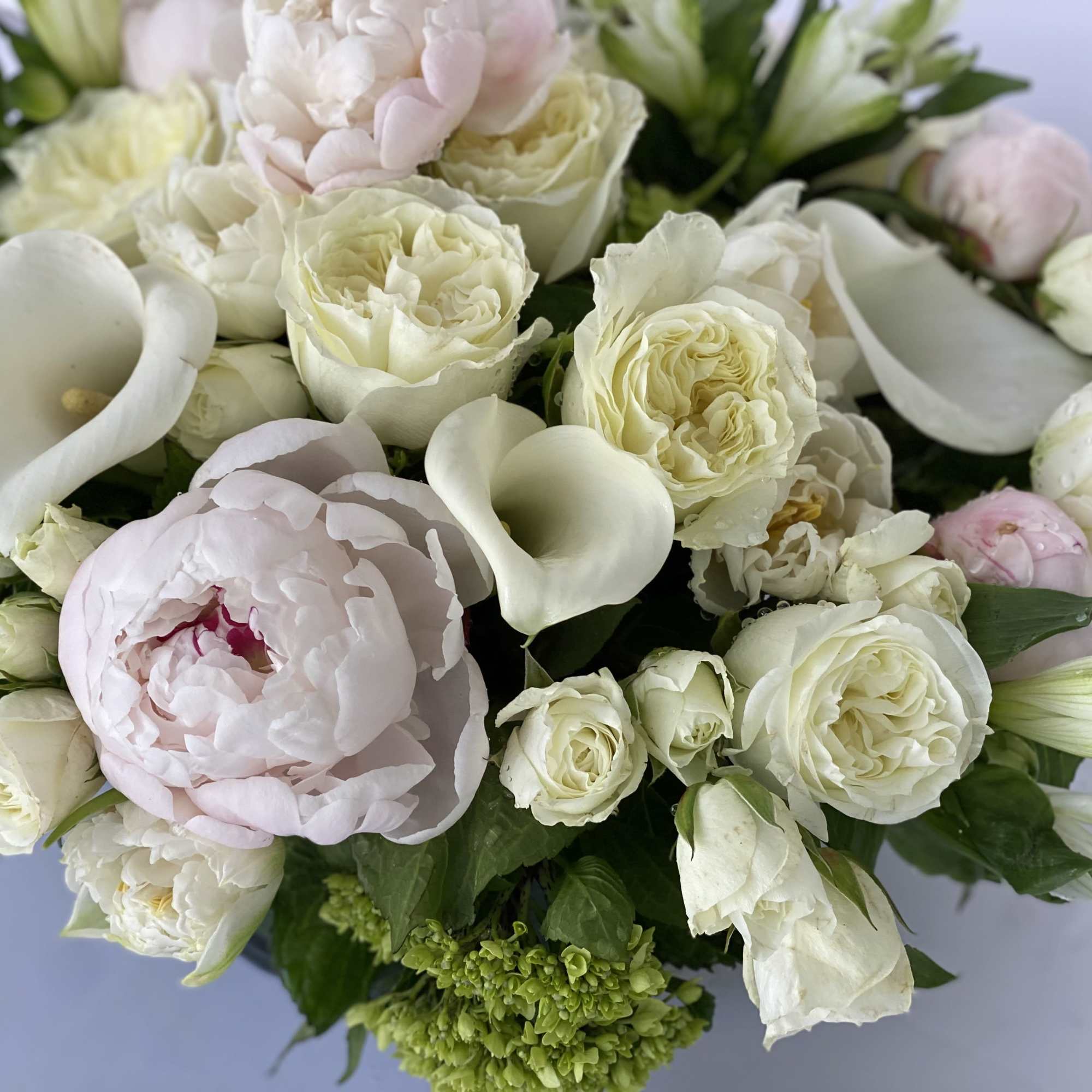 Low and full arrangement with white garden roses, white parrot tulips, white, photo 3 of 5