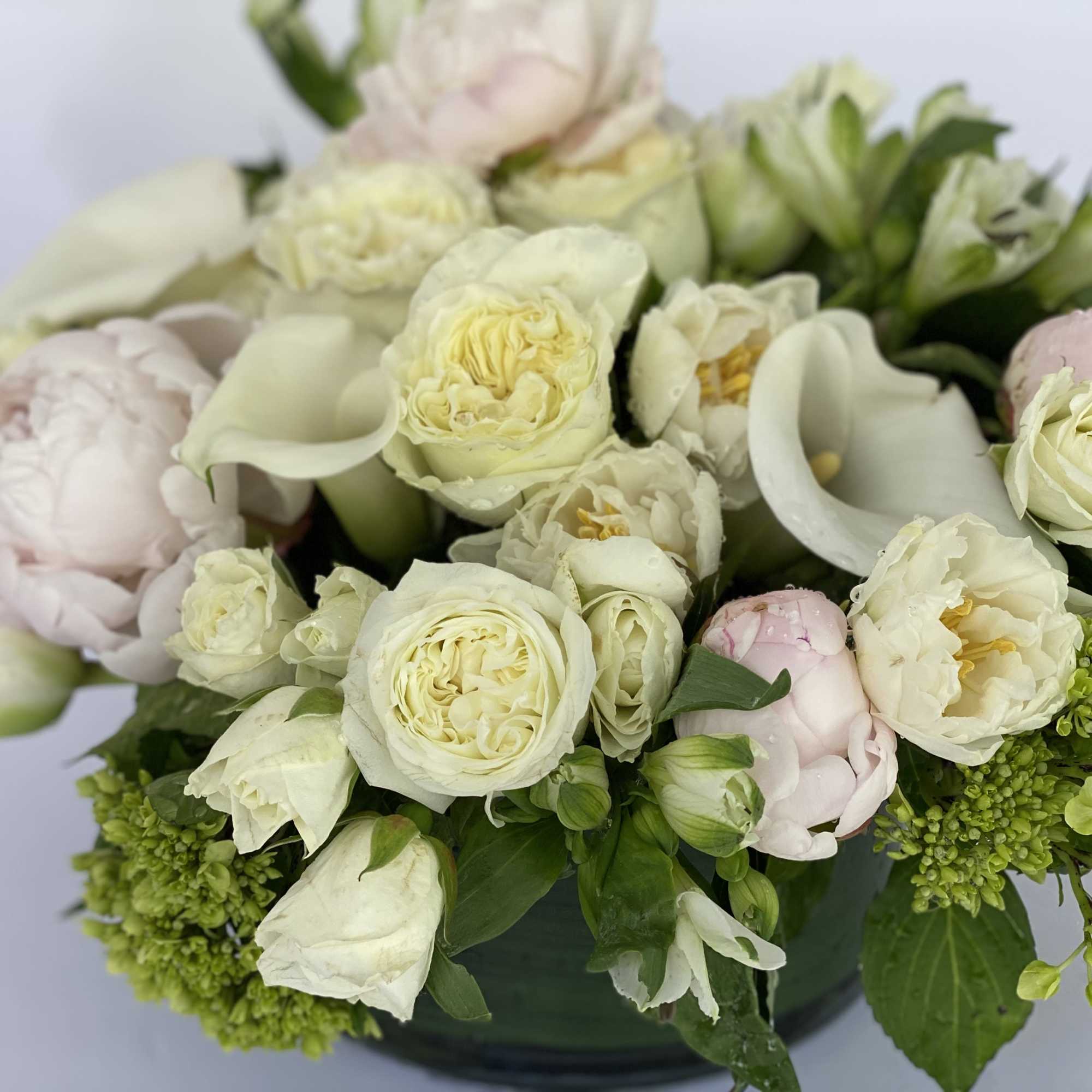 Low and full arrangement with white garden roses, white parrot tulips, white, photo 5 of 5