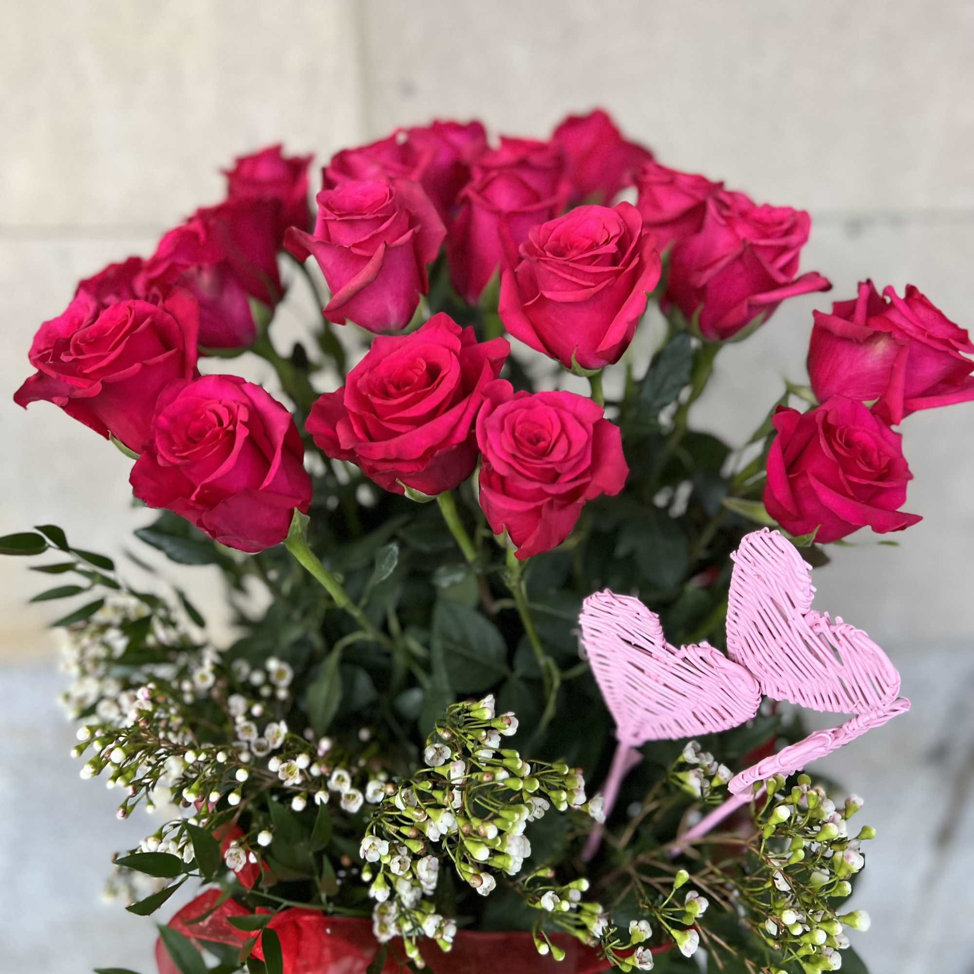 We are pleased to highlight our exquisite collection of long-stemmed roses, expertly, photo 4 of 7