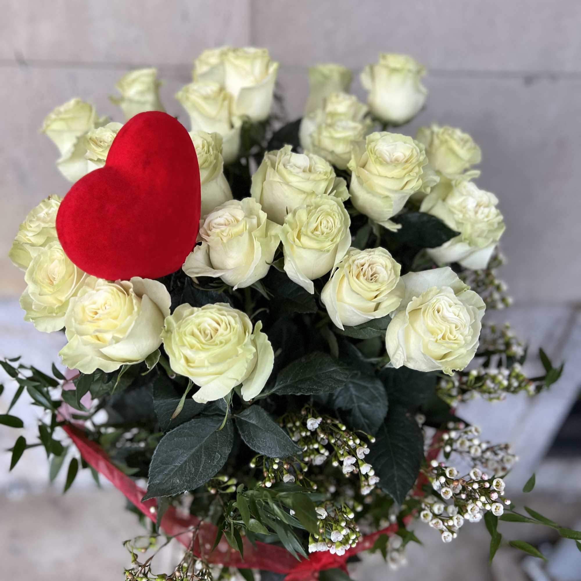 We are pleased to highlight our exquisite collection of long-stemmed roses, expertly, photo 3 of 8