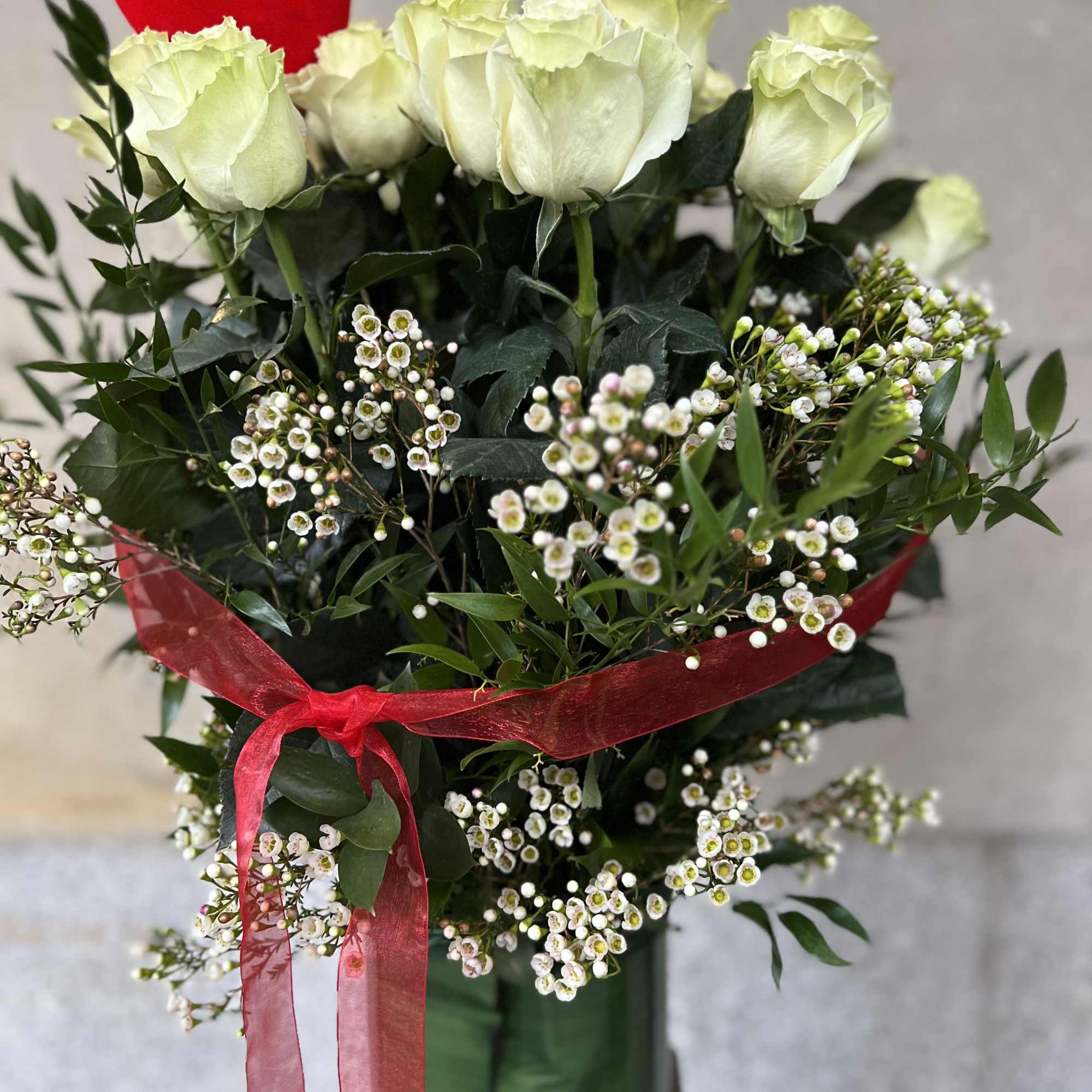 We are pleased to highlight our exquisite collection of long-stemmed roses, expertly, photo 5 of 8