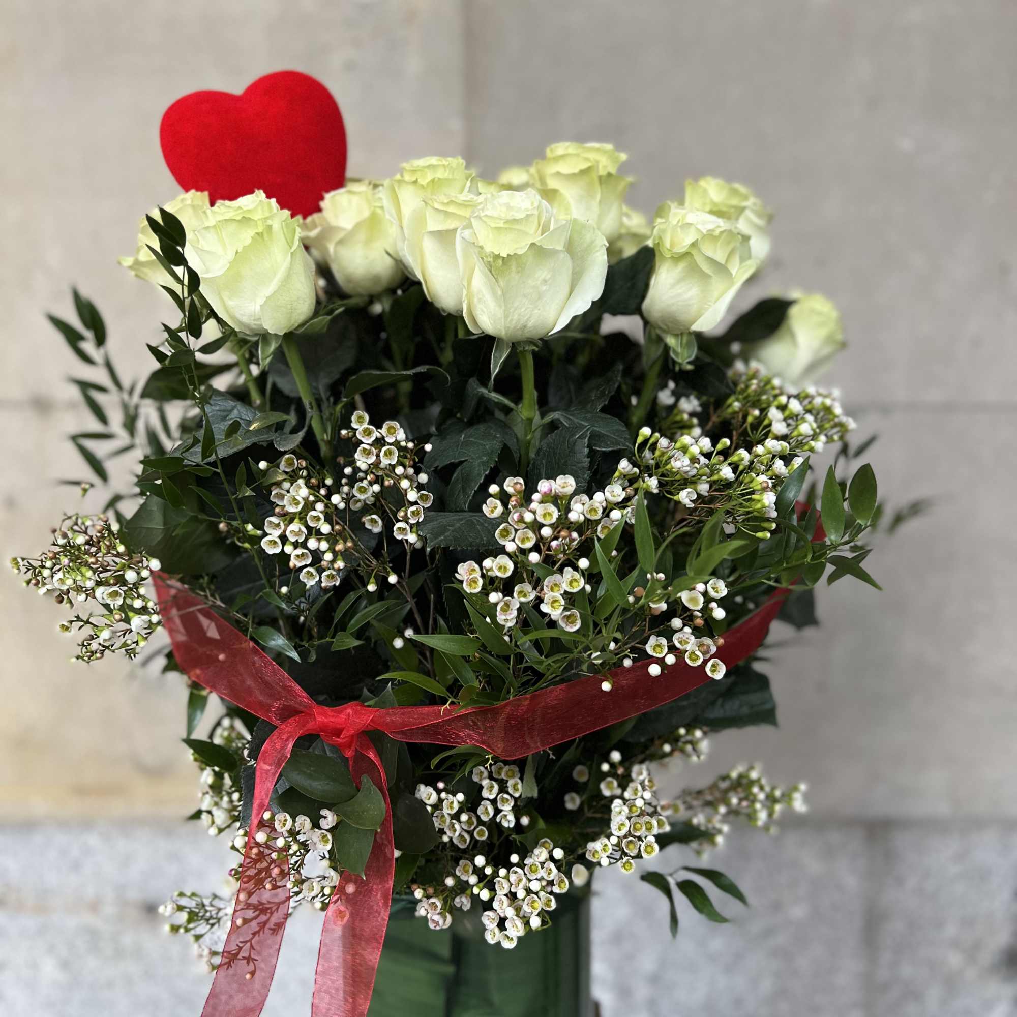 We are pleased to highlight our exquisite collection of long-stemmed roses, expertly, photo 7 of 8