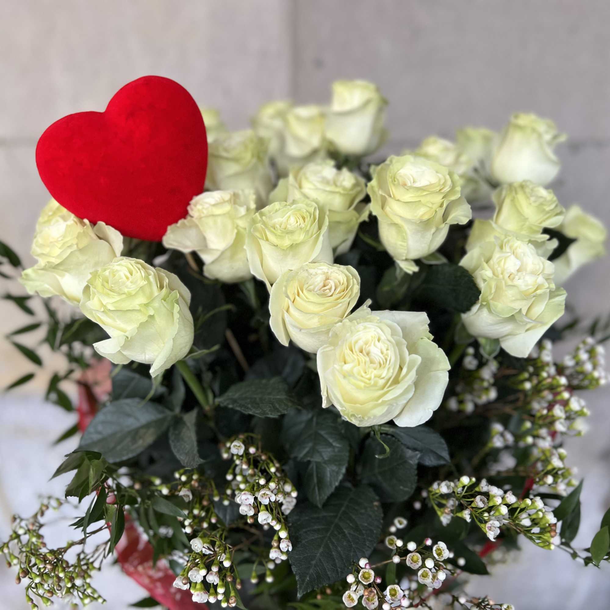 We are pleased to highlight our exquisite collection of long-stemmed roses, expertly, photo 8 of 8