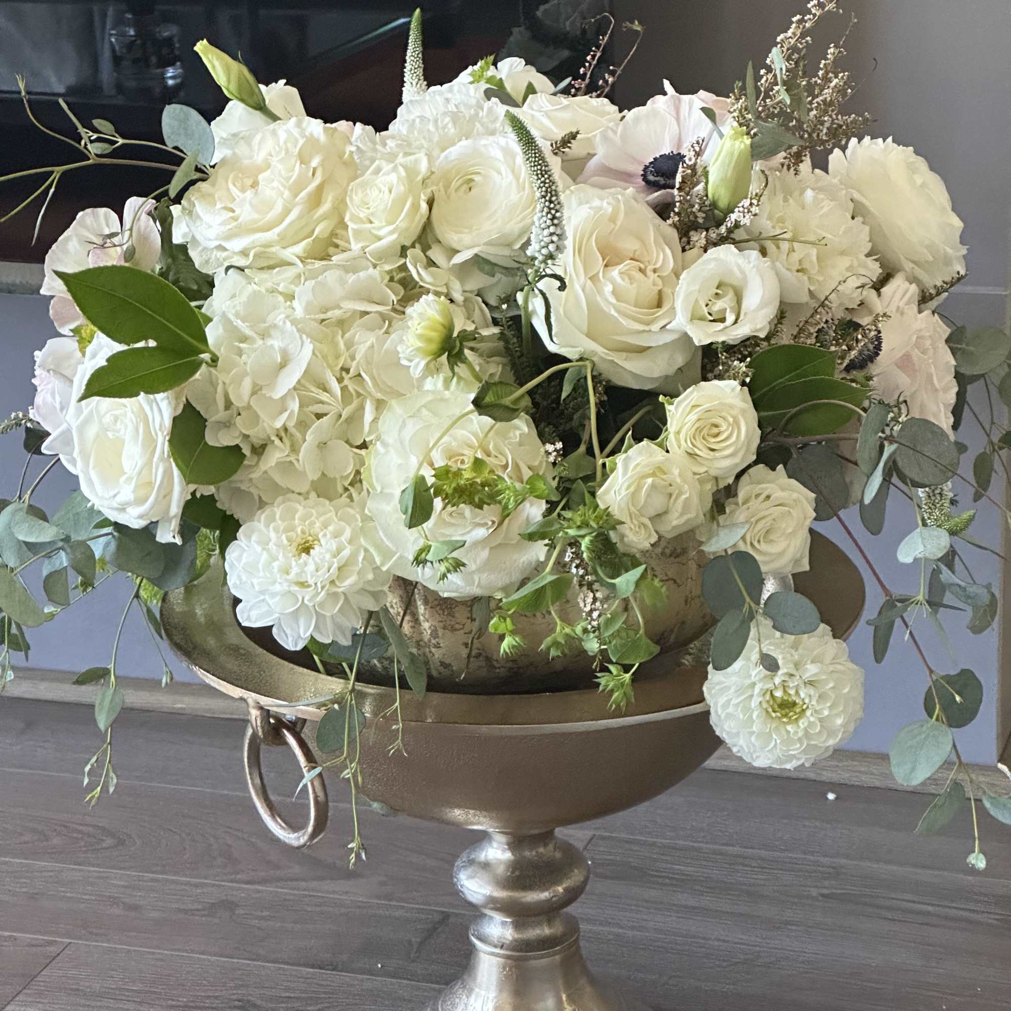 An elegant ,high -end centerpiece  designed for luxury events and refined, photo 8 of 11
