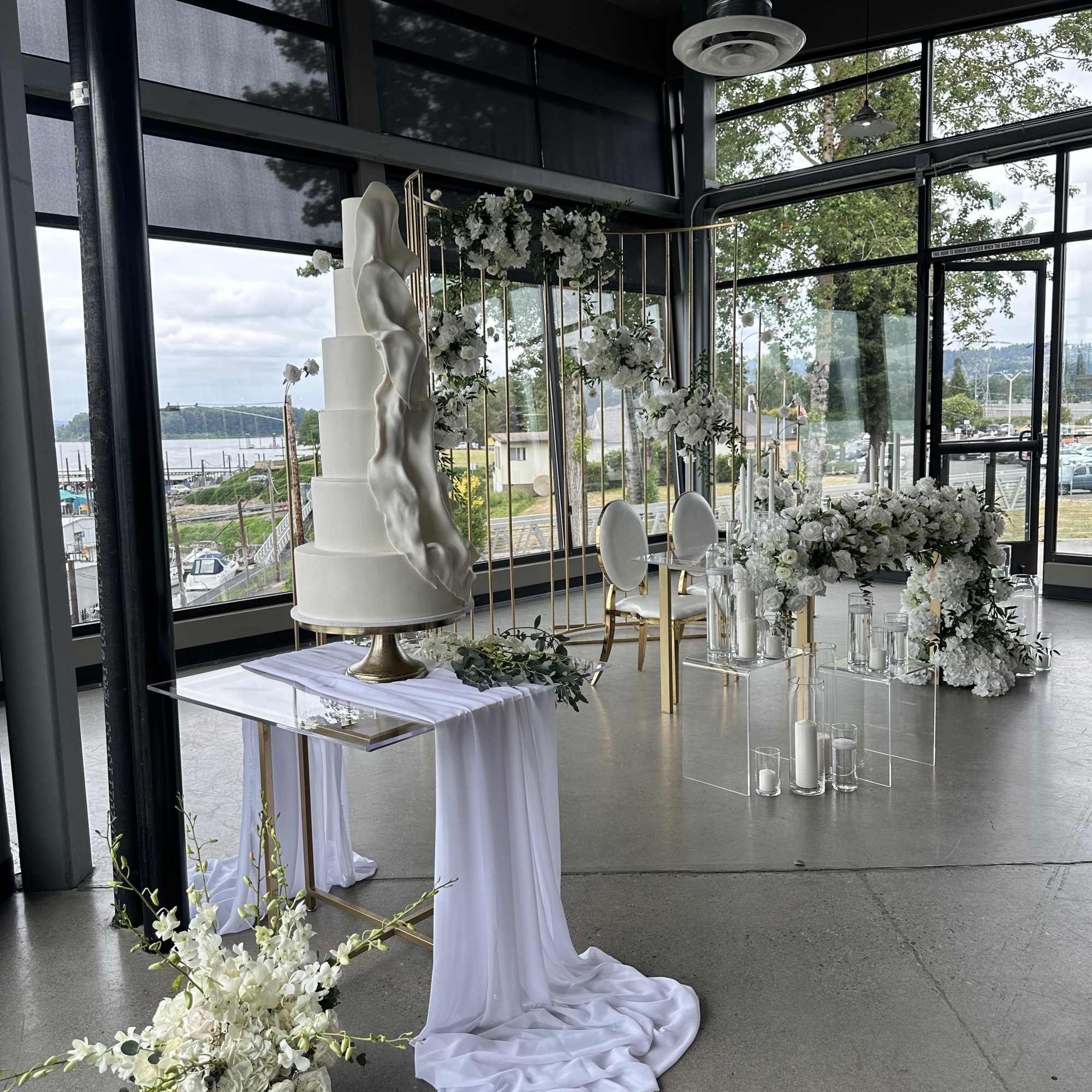An elegant ,high -end centerpiece  designed for luxury events and refined, photo 4 of 7
