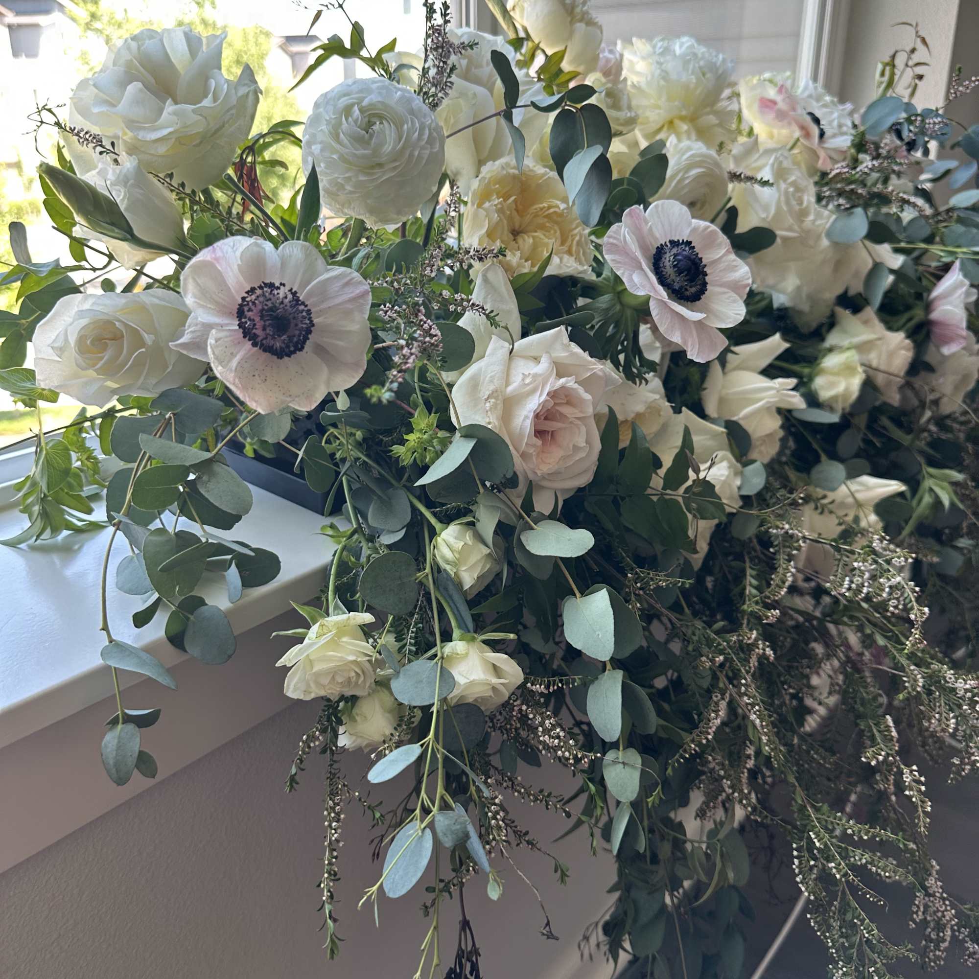 An elegant ,high -end centerpiece  designed for luxury events and refined, photo 6 of 7