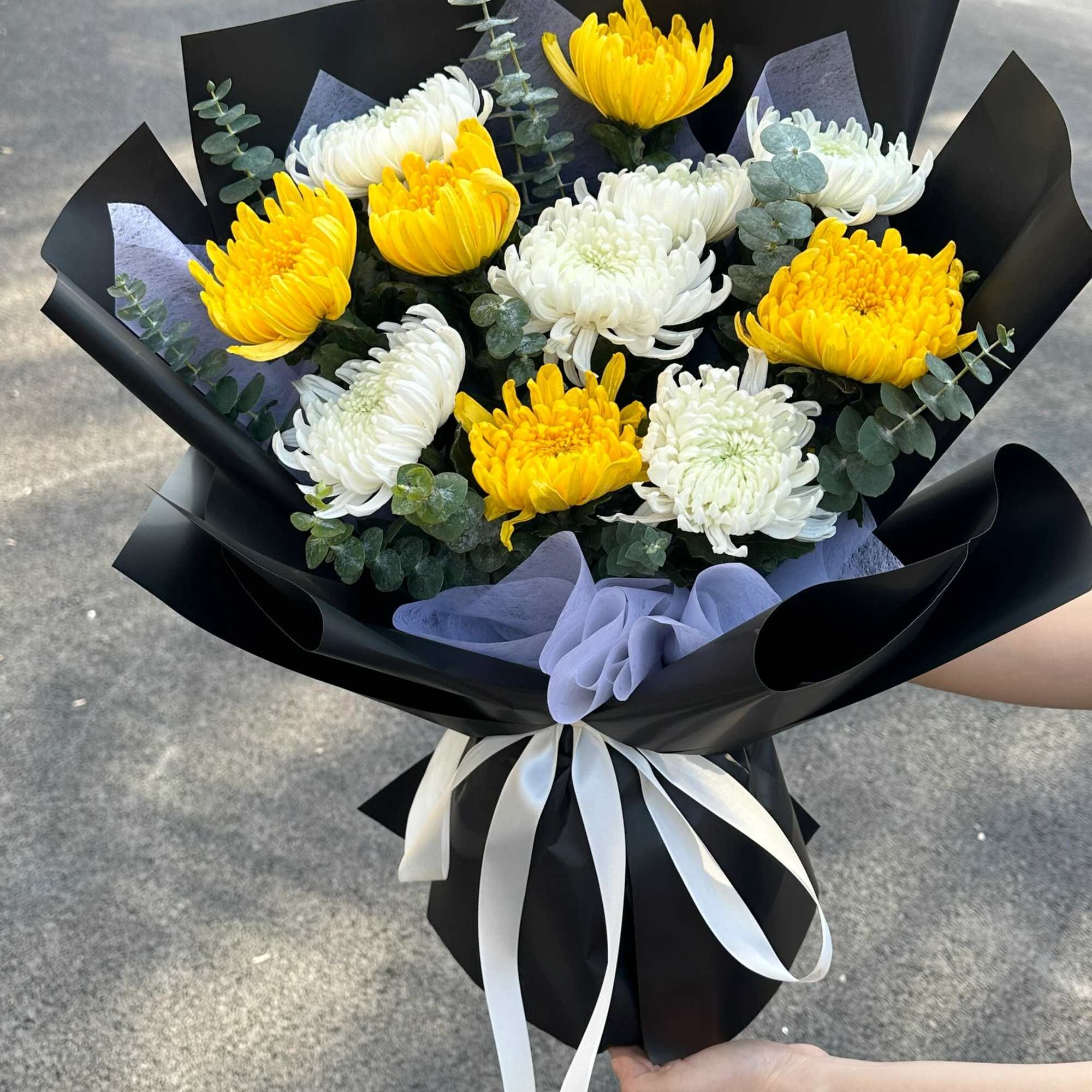 Bouquet of yellow and white chrysanthemums wrapped in black paper, photo 2 of 4