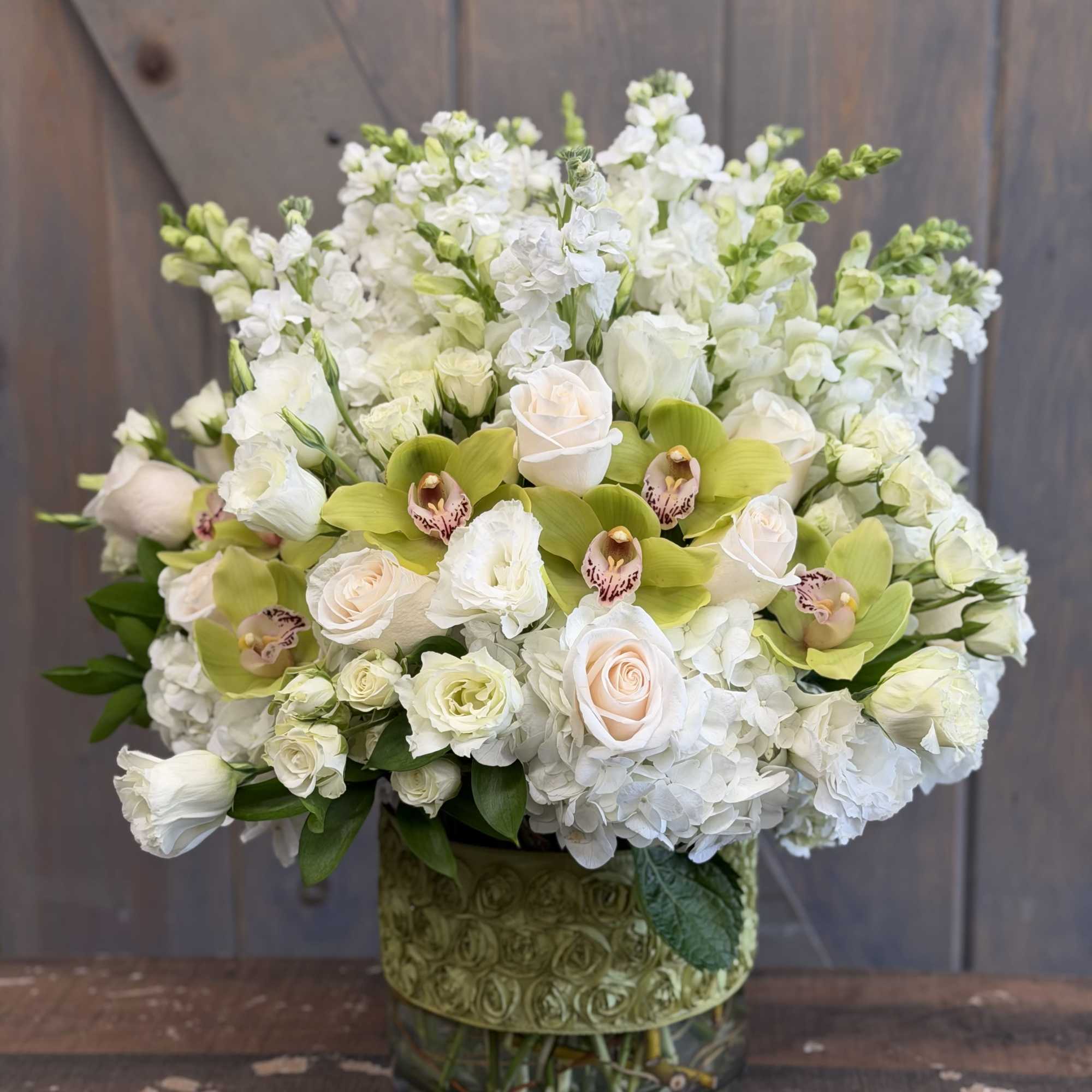 White and green pure elegance for any occasion. This design includes Roses, photo 2 of 3