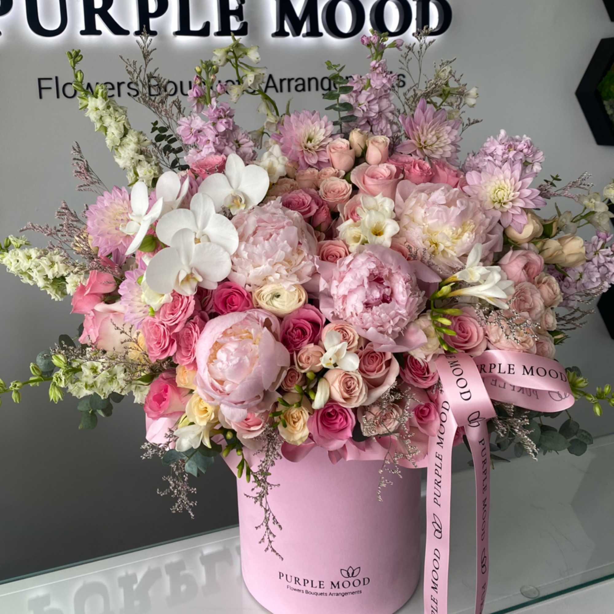 Standard container size - D8.25'x H9.5'
Deluxe container size - D10.5'x H12.25'

Charming, romantic