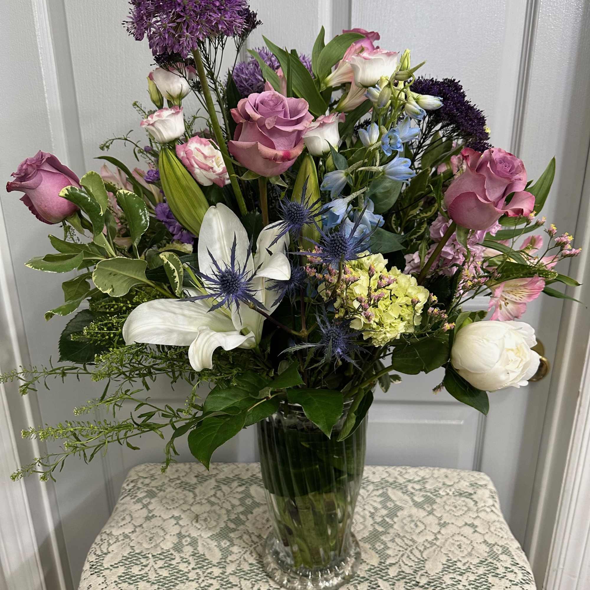 Mixed bouquet of pink and white flowers in a clear glass vase