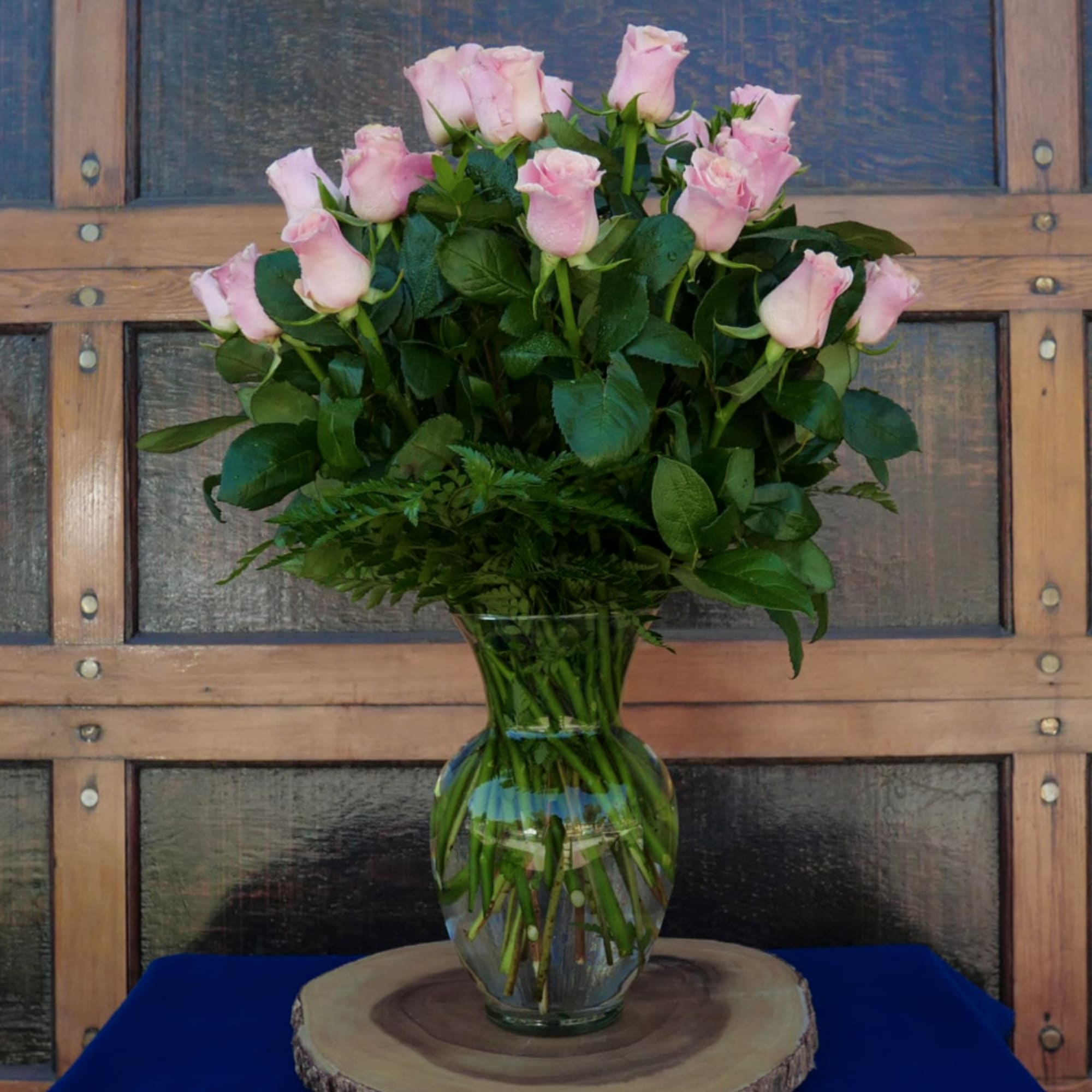 A popular and timeless choice, this design features 12 premium Sherwood roses