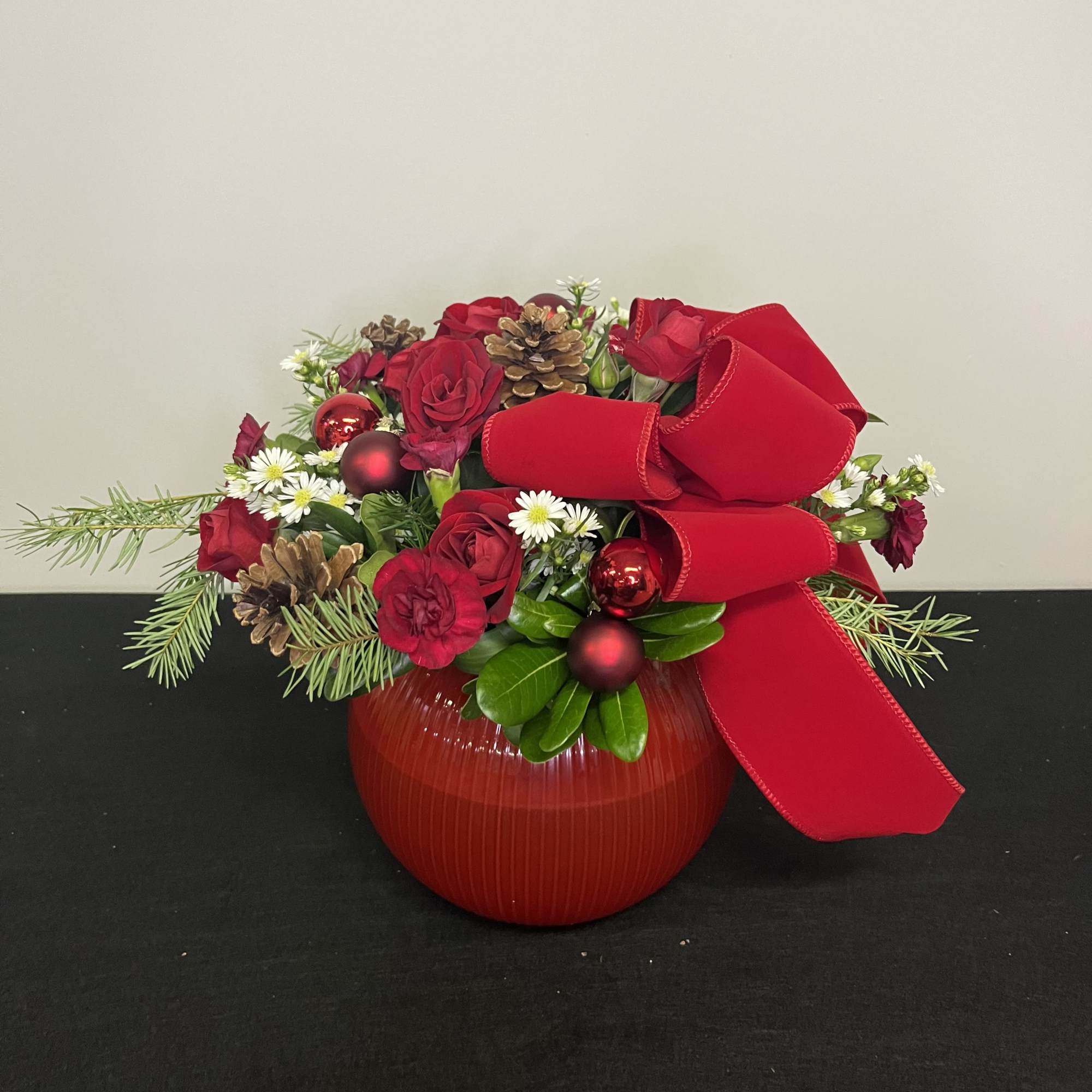 A classic for the traditional Christmas lover! A Christmas red bubble bowl