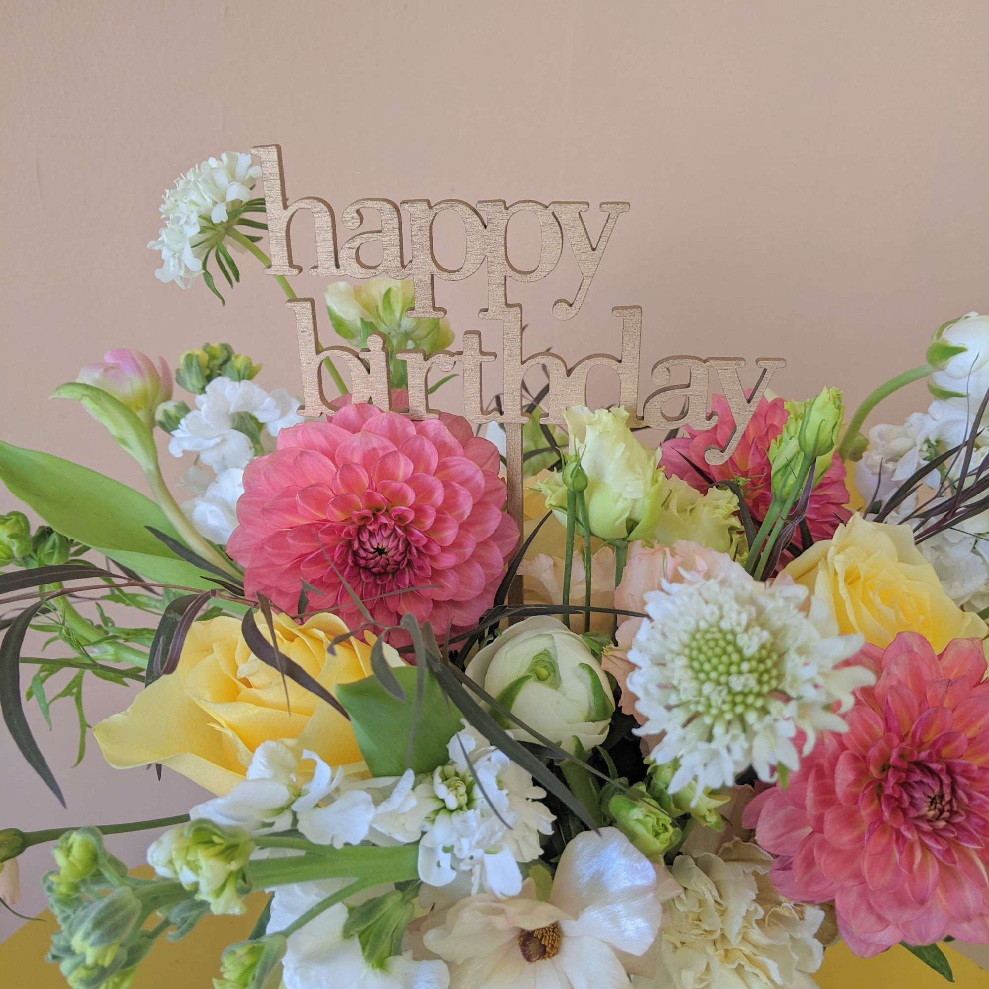 Mixed bouquet with a "happy birthday" topper in a vase