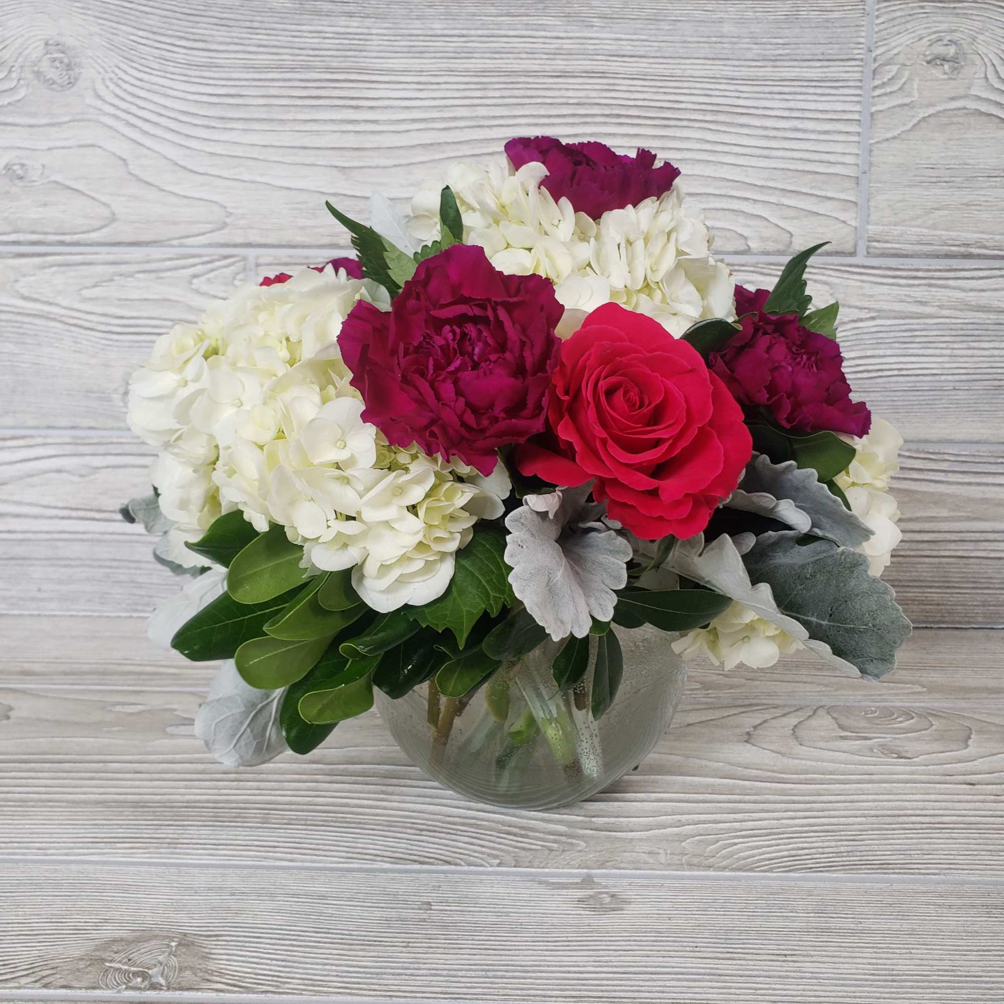 Bouquet of white hydrangeas and pink roses in a glass vase