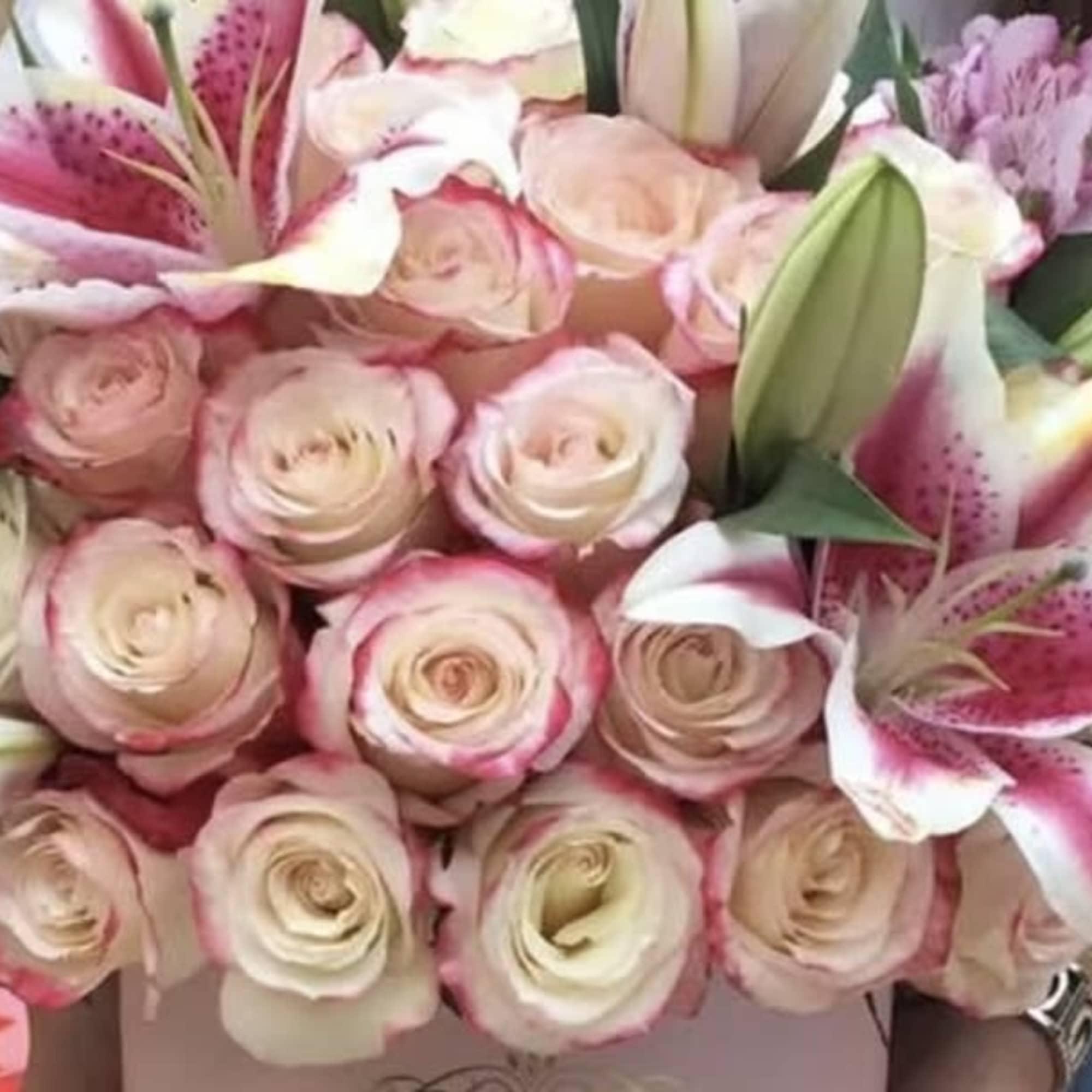 25 Premium Roses with Stargazer Lilies



, photo 3 of 3