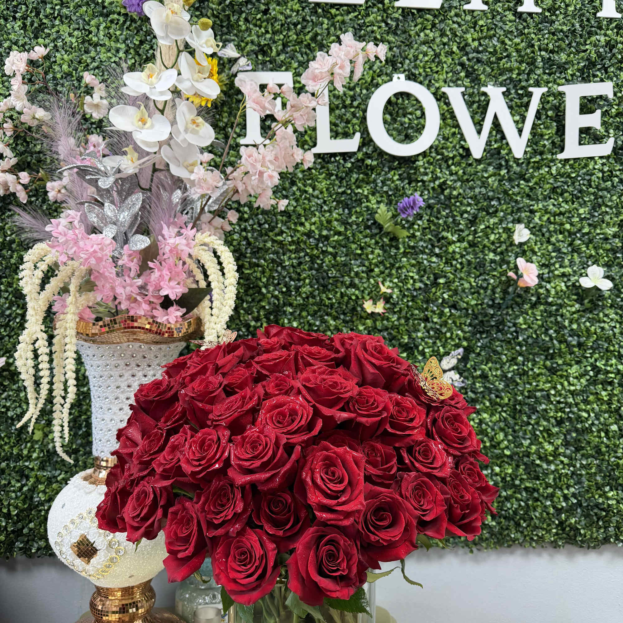 100 BEAUTIFULL RED ROSES ARRANGED NICELY IN A LARGE CLEAR VASE WITH, photo 2 of 4