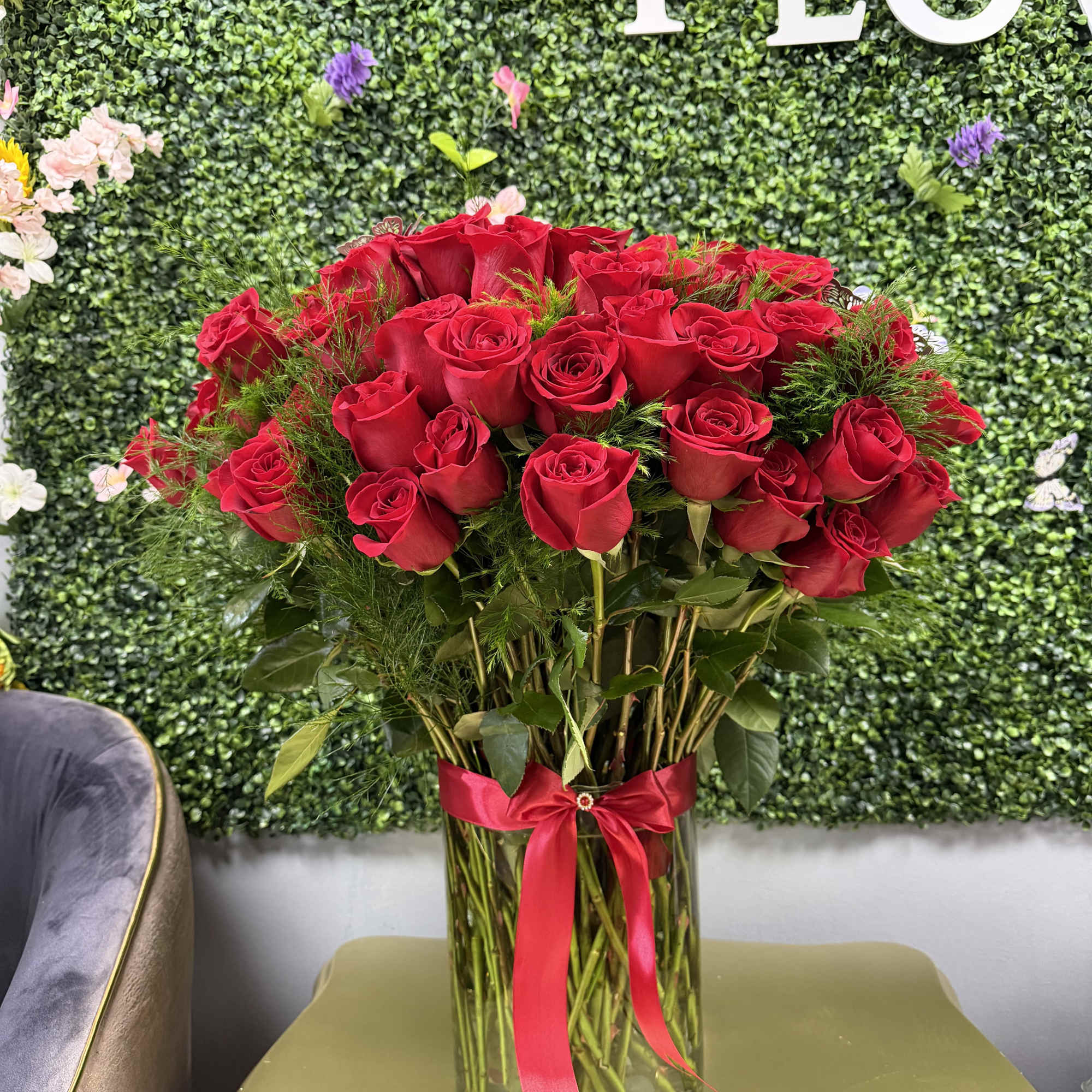 100 BEAUTIFULL RED ROSES ARRANGED NICELY IN A LARGE CLEAR VASE WITH, photo 3 of 4
