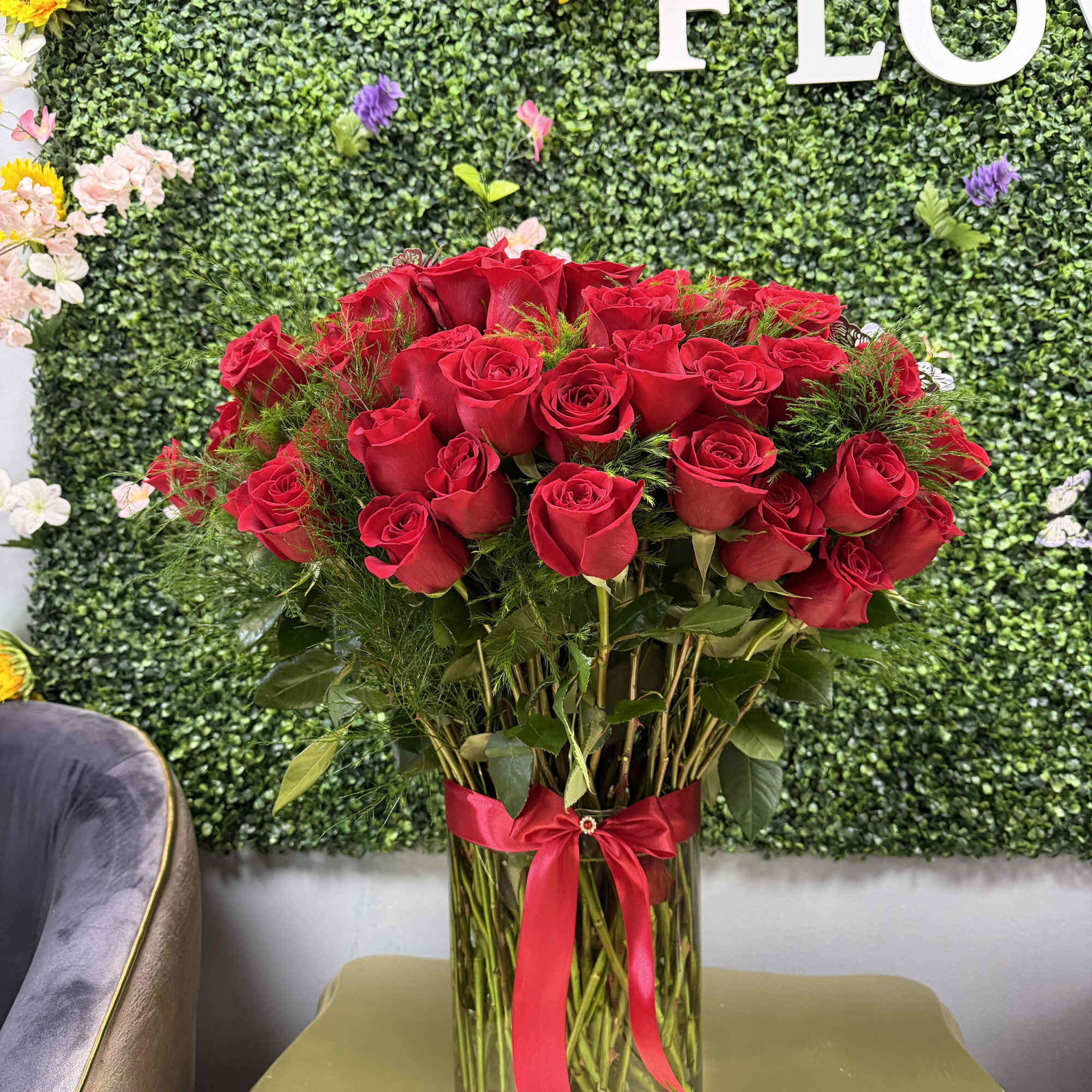 100 BEAUTIFULL RED ROSES ARRANGED NICELY IN A LARGE CLEAR VASE WITH, photo 4 of 4