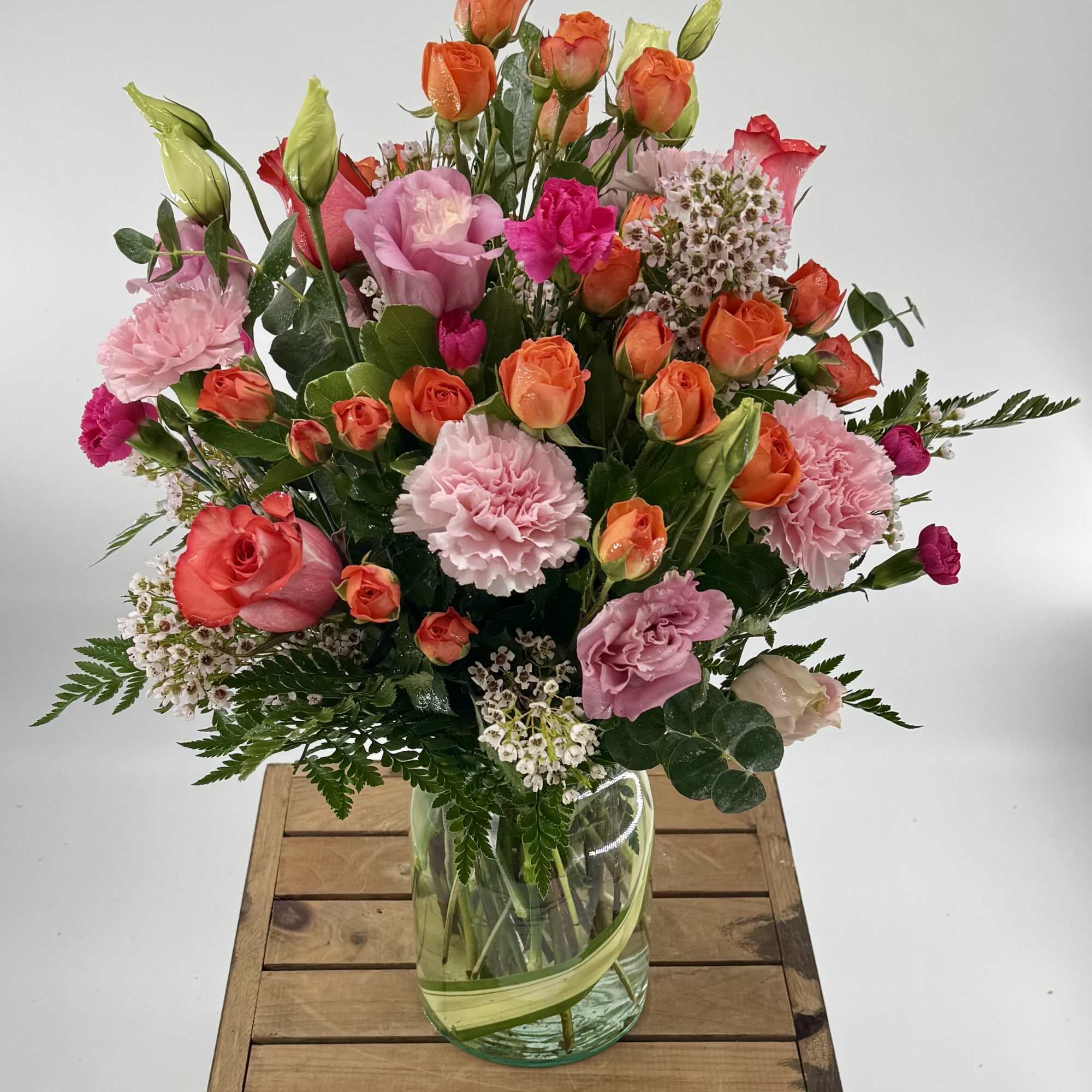 Mixed pink and orange bouquet in a glass vase