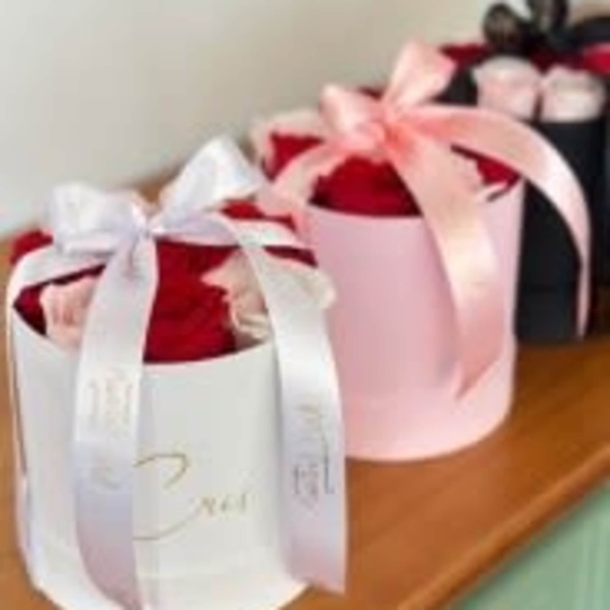 Round box with mixed roses, featuring a delicate arrangement of approximately 12