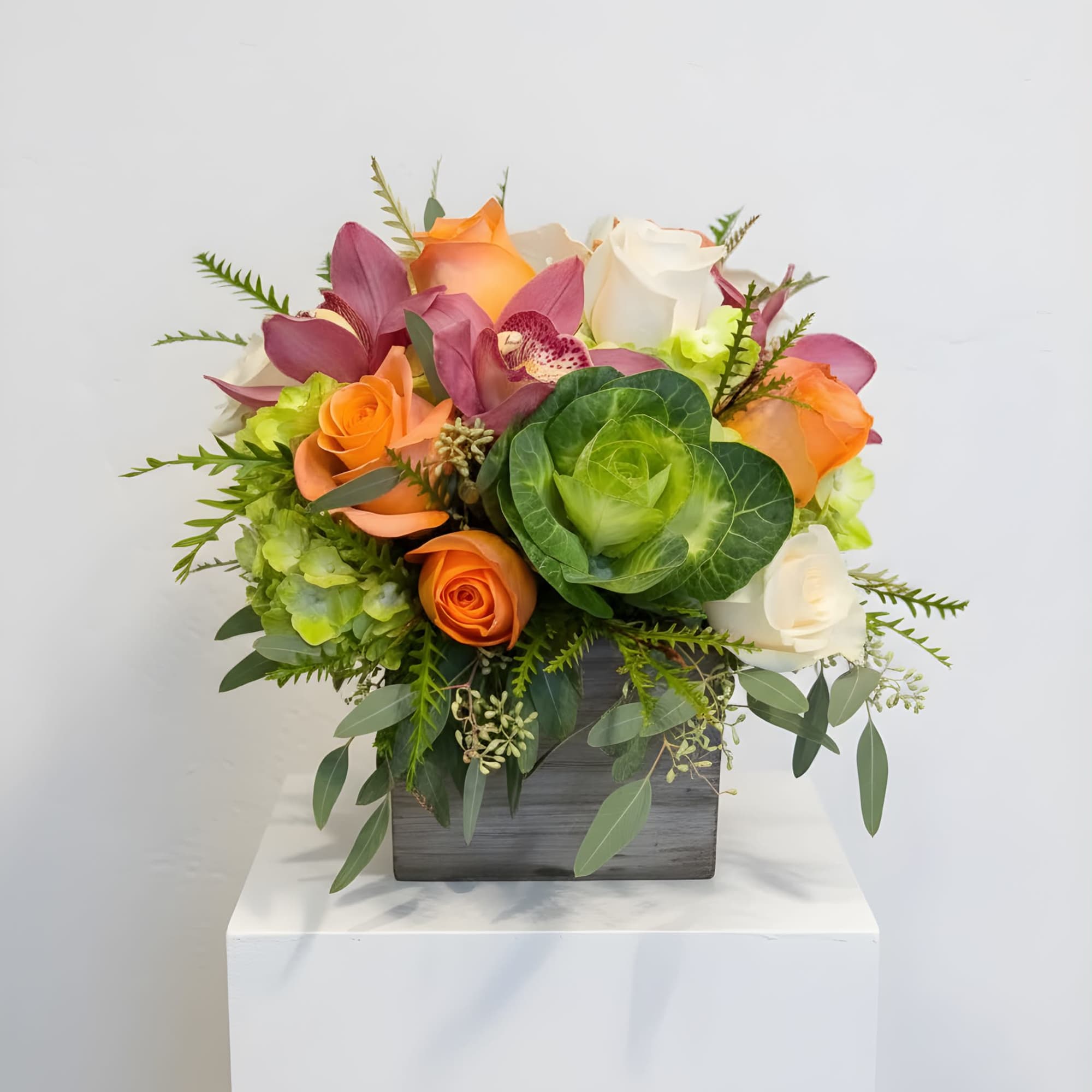 This arrangement is a 360 design, arranged in a wooden box. Subtle