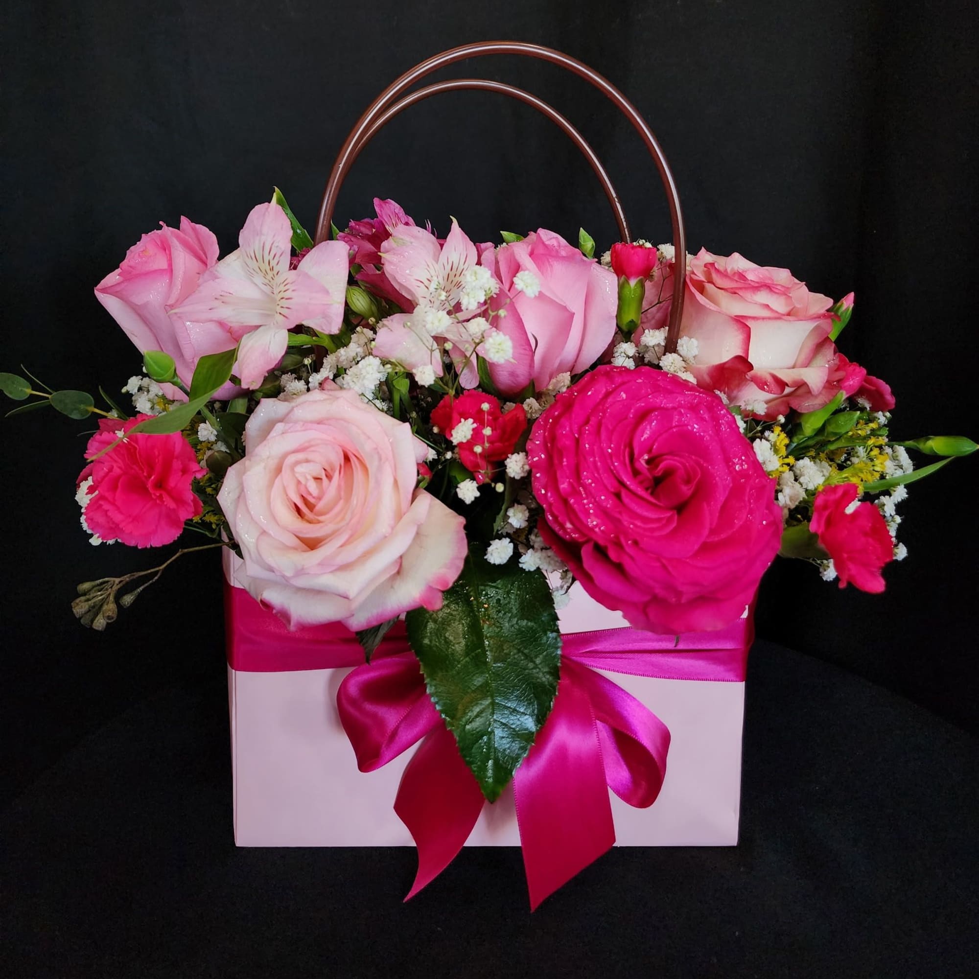 Surprise your loved one with this beautiful tote inspired arrangement with gorgeous, photo 4 of 5