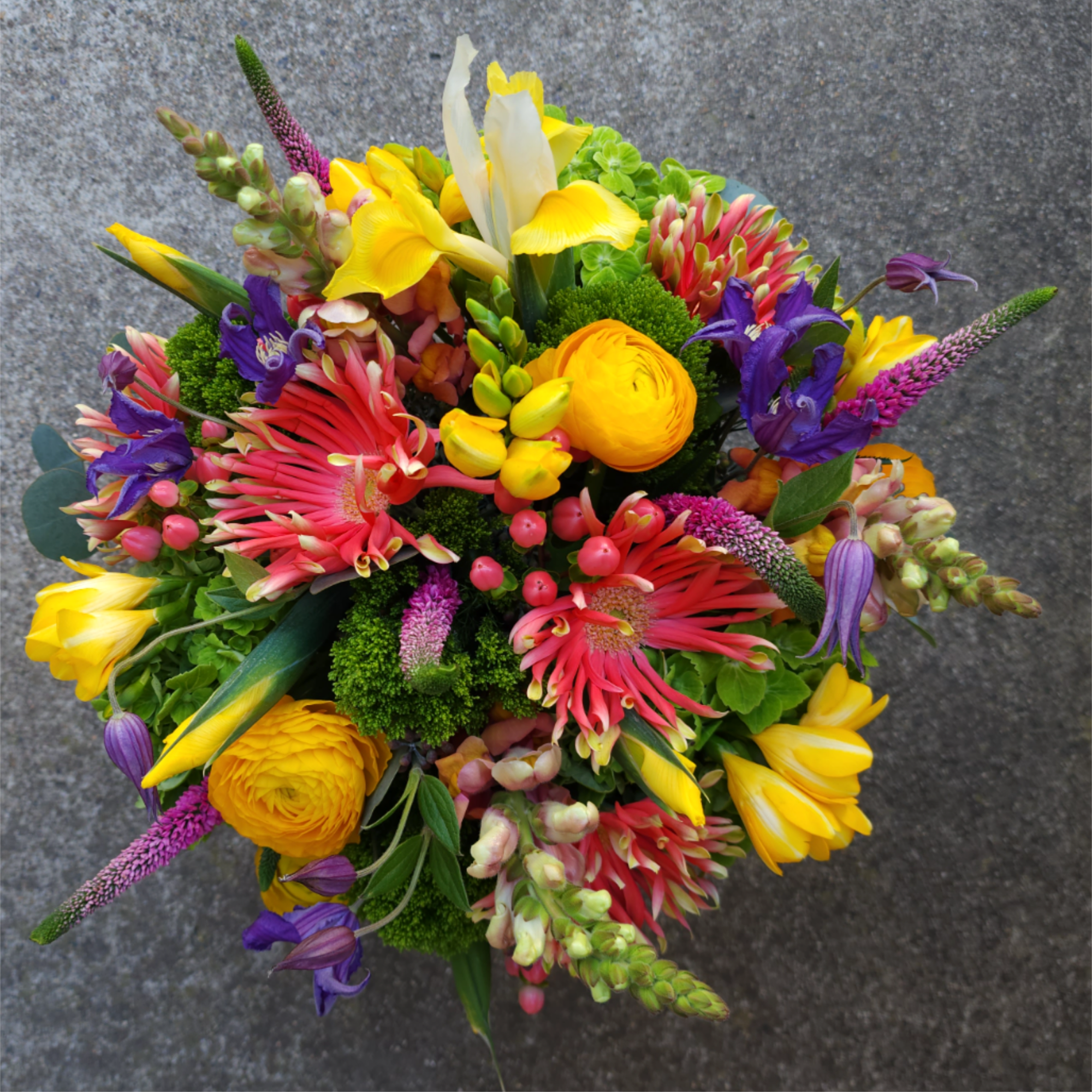 Vibrant + Energetic

Bursting with sunny ranunculus and vibrant roses, this makes for