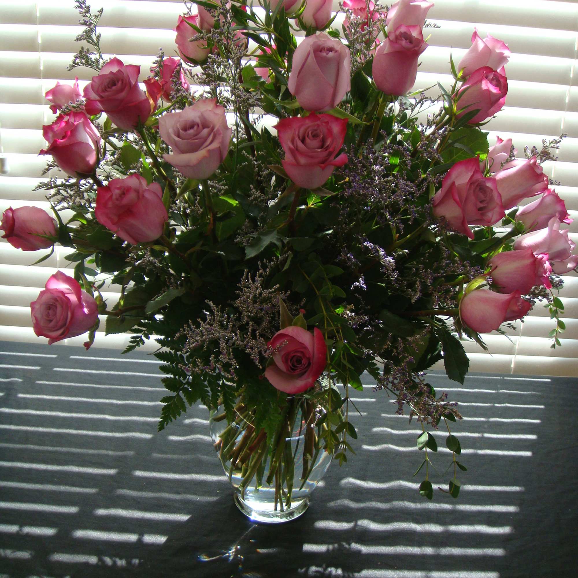 Pink roses arranged in a clear glass vase, photo 3 of 4