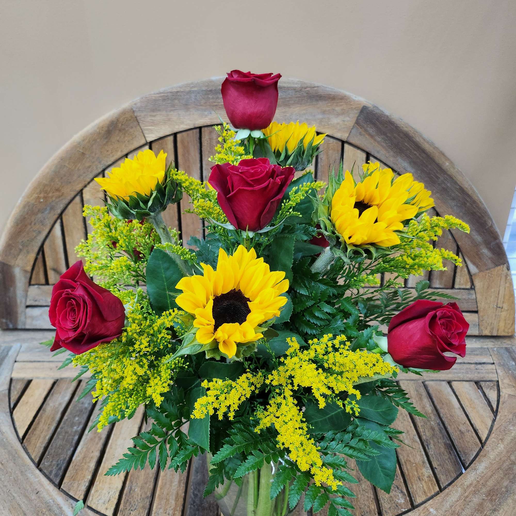 Bouquet of red roses and yellow sunflowers in a glass vase, photo 2 of 3