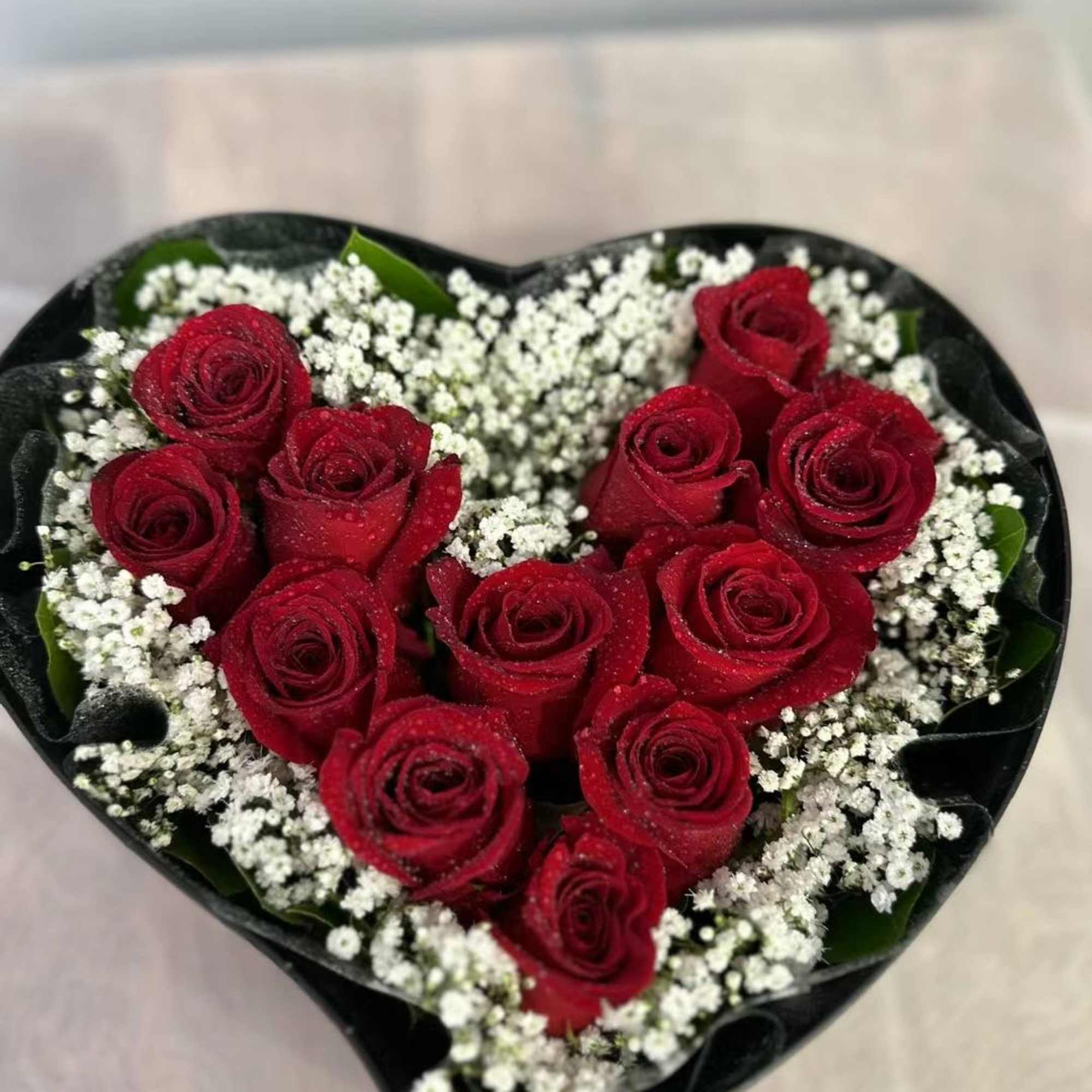 Freedom red roses in heart-shaped box in 2 sizes. Standard: 12 roses