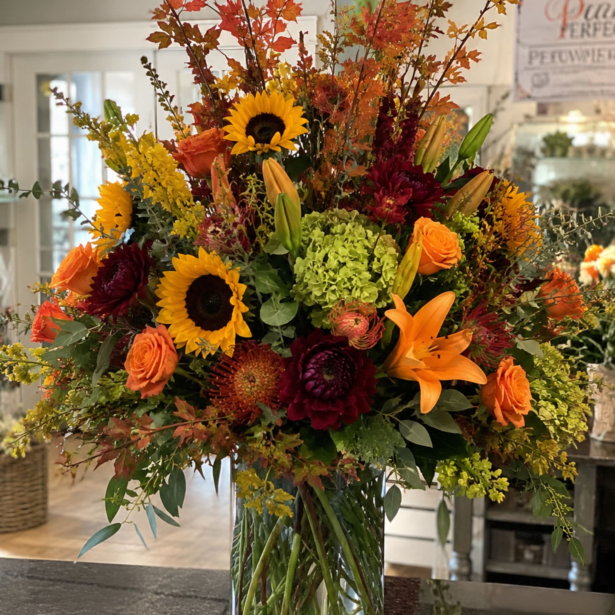Bright sunflowers and orange lilies set a radiant, harvest-ready tone in this