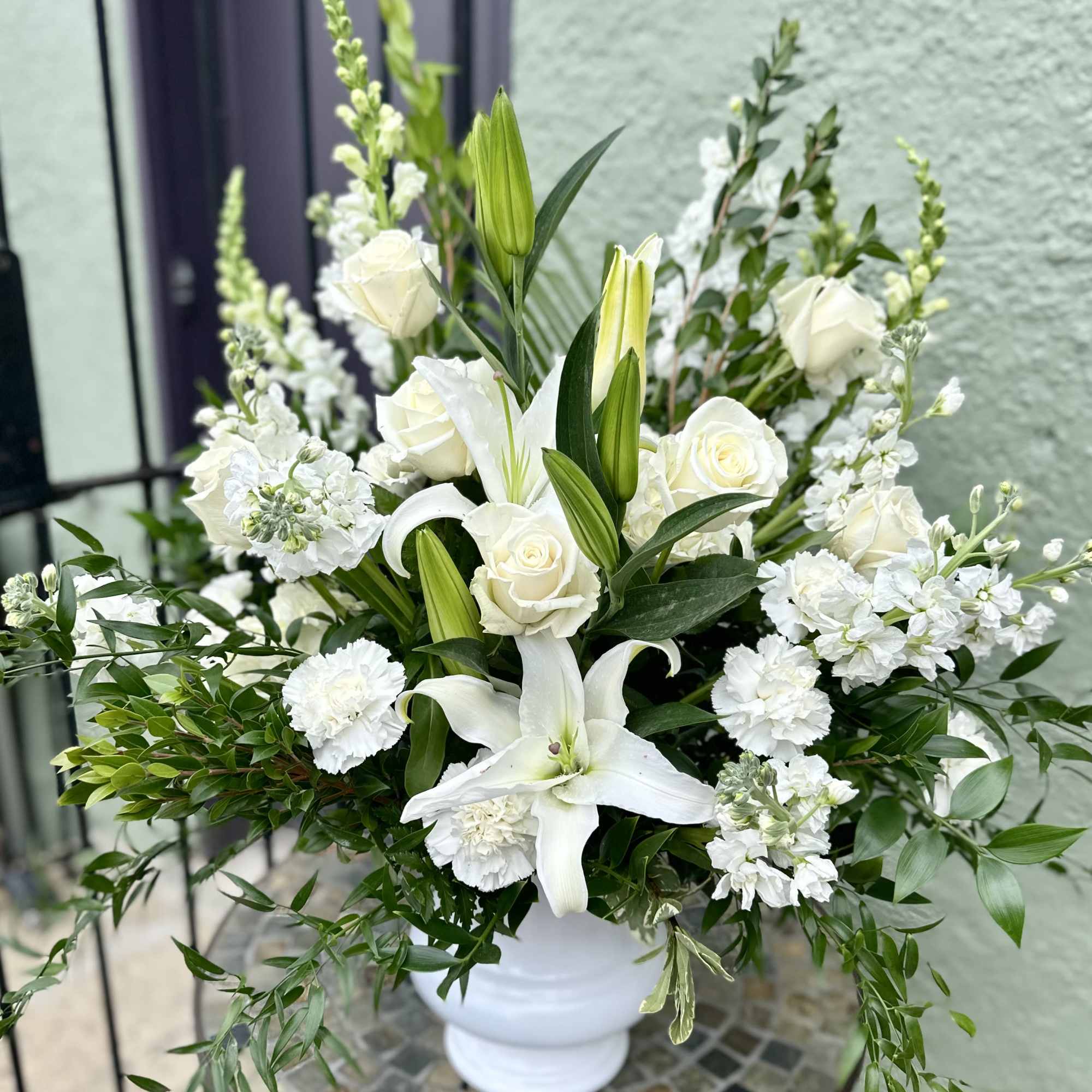 A simple and elegant display of pure white blossoms such as roses, photo 2 of 2