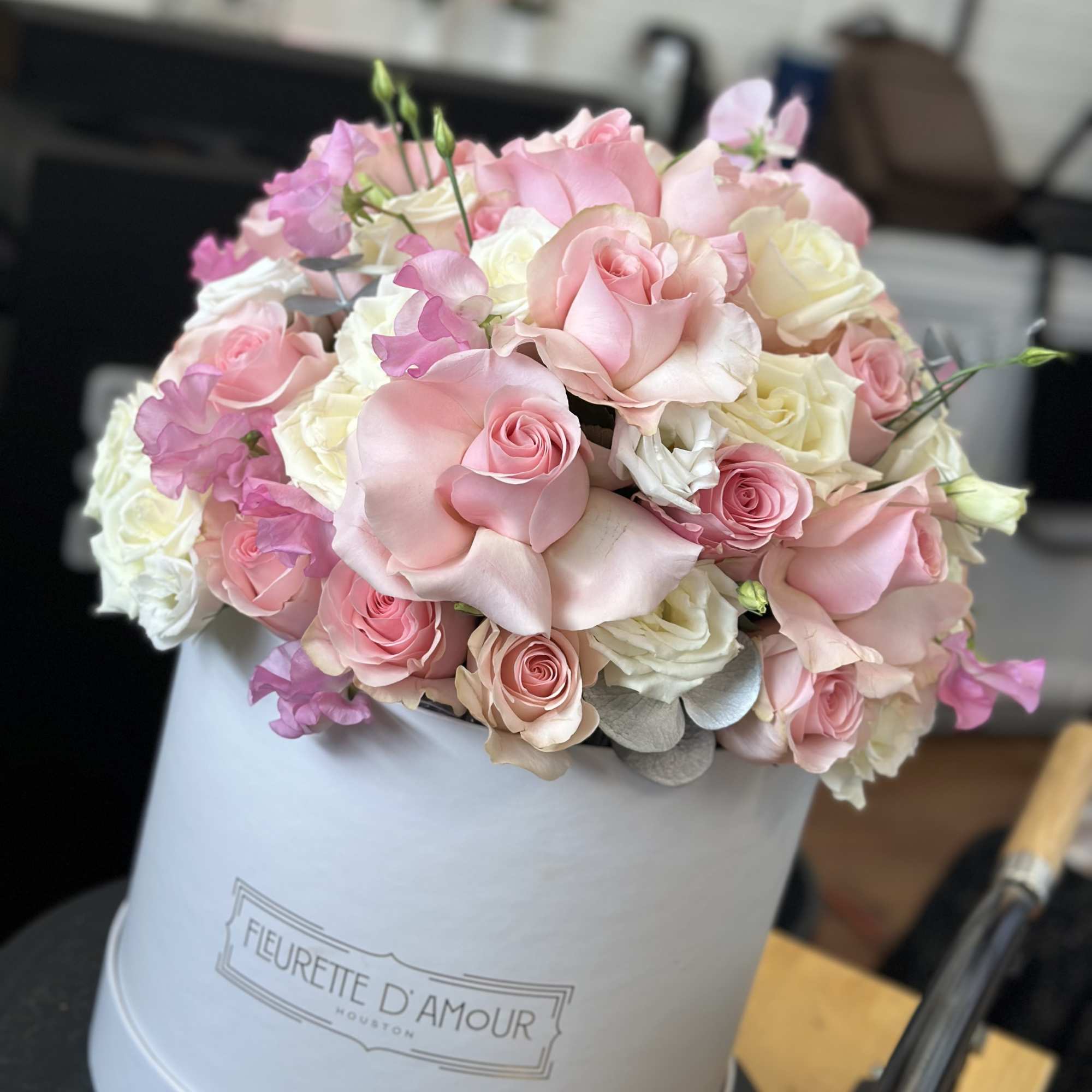 Pink and white rose bouquet in a white hat box, photo 3 of 4