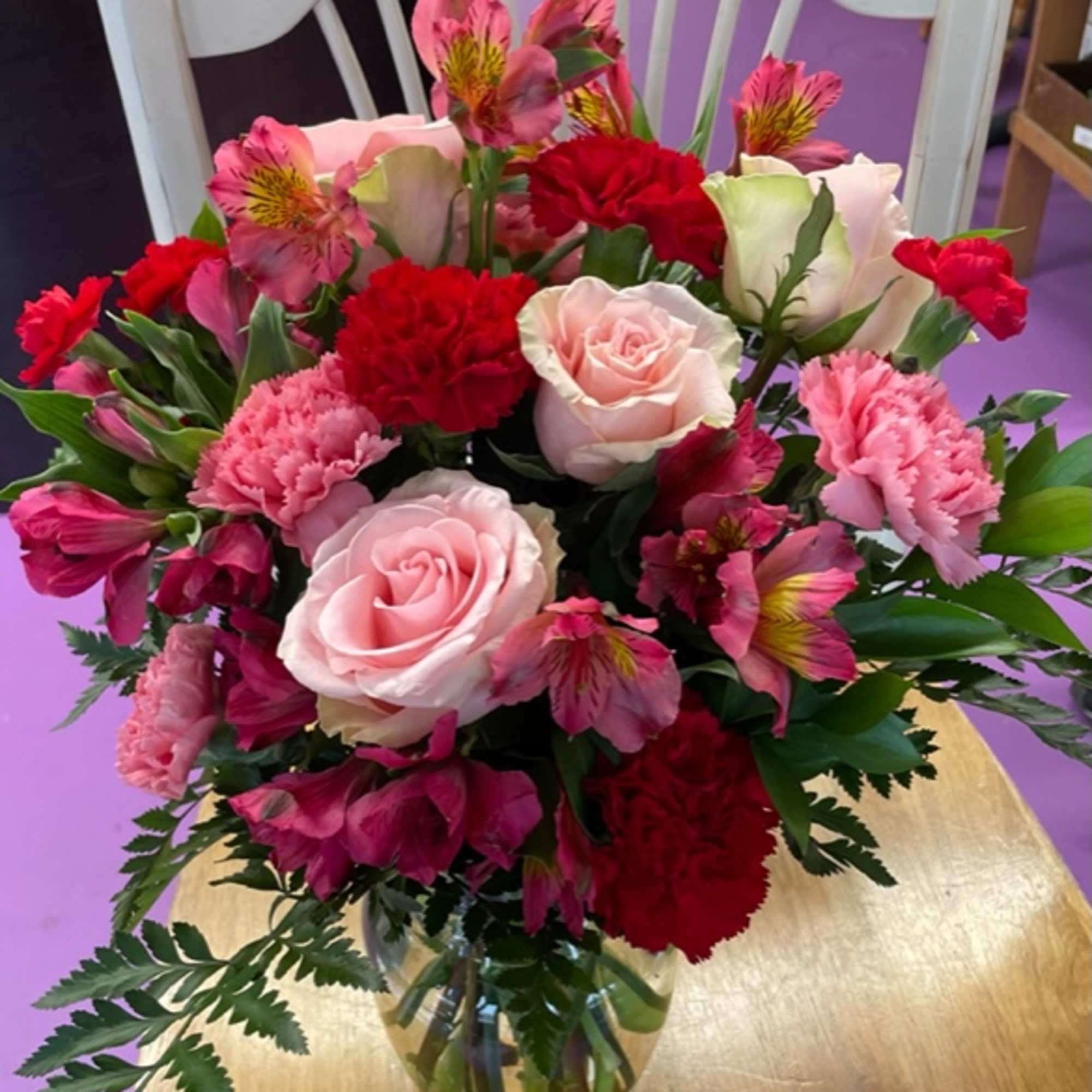 Pink and red mixed bouquet in a glass vase