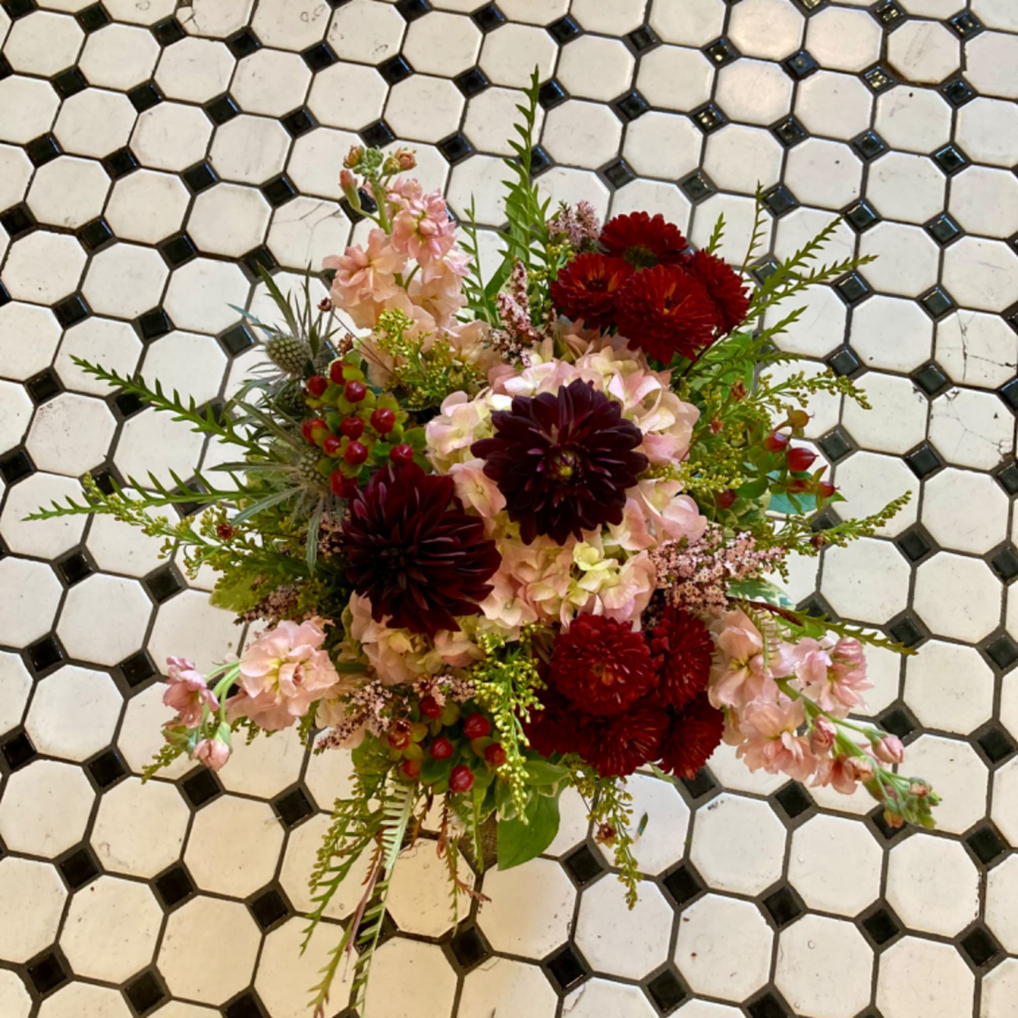 Mixed bouquet with dark red and pale pink flowers
